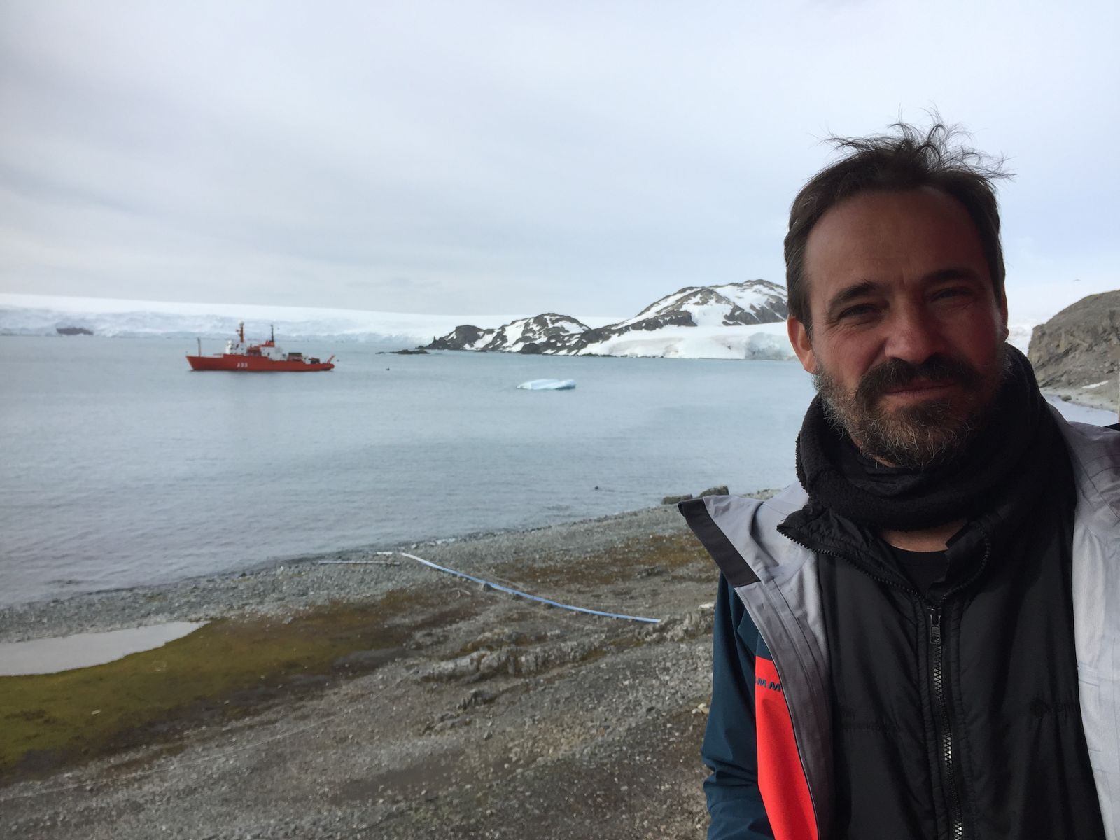 El científico gaditano del CSIC Javier Hernández durante una expedición en la Antártida