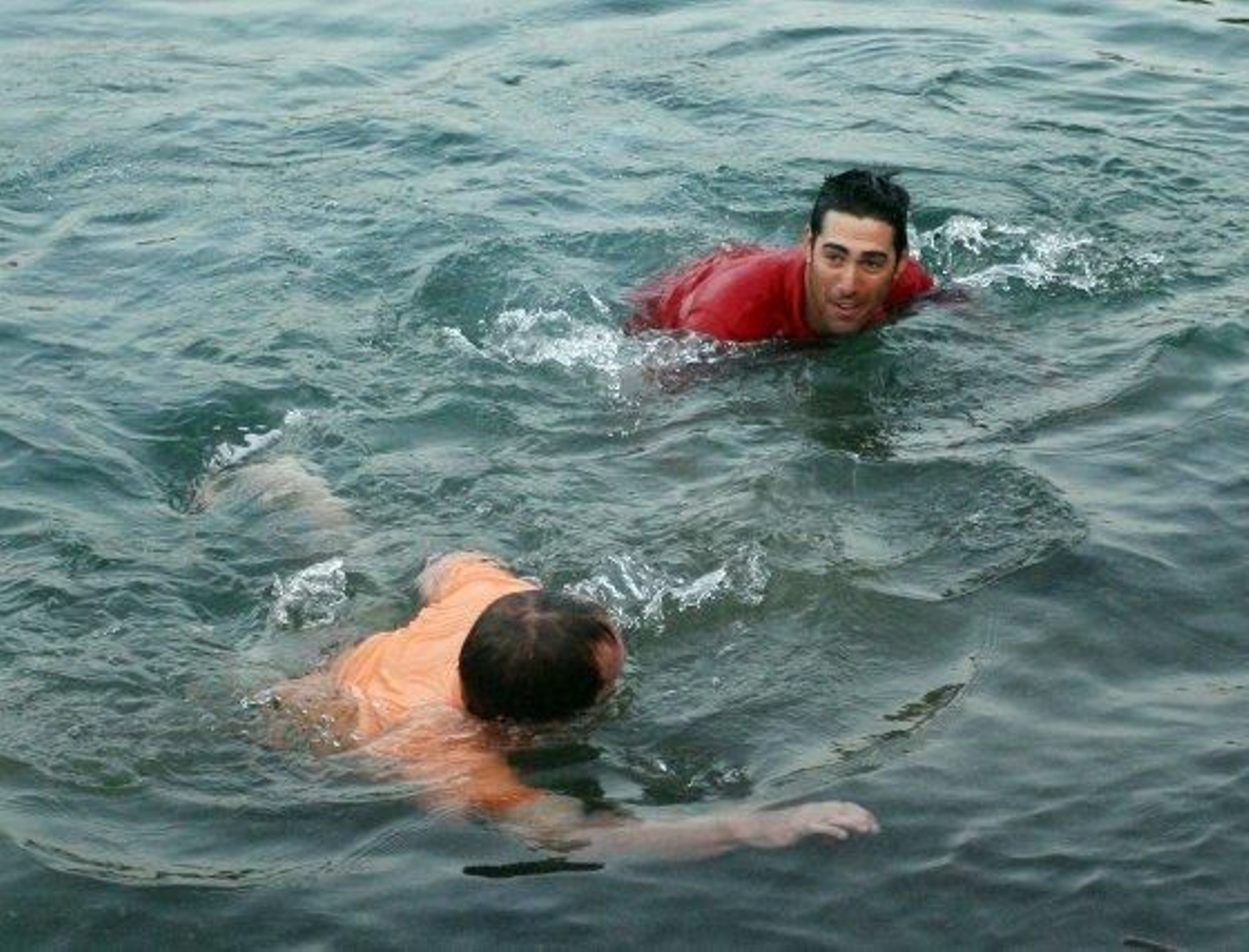 Celebración de la victoria con un baño en el propio campo de Doha

Foto: Agencias