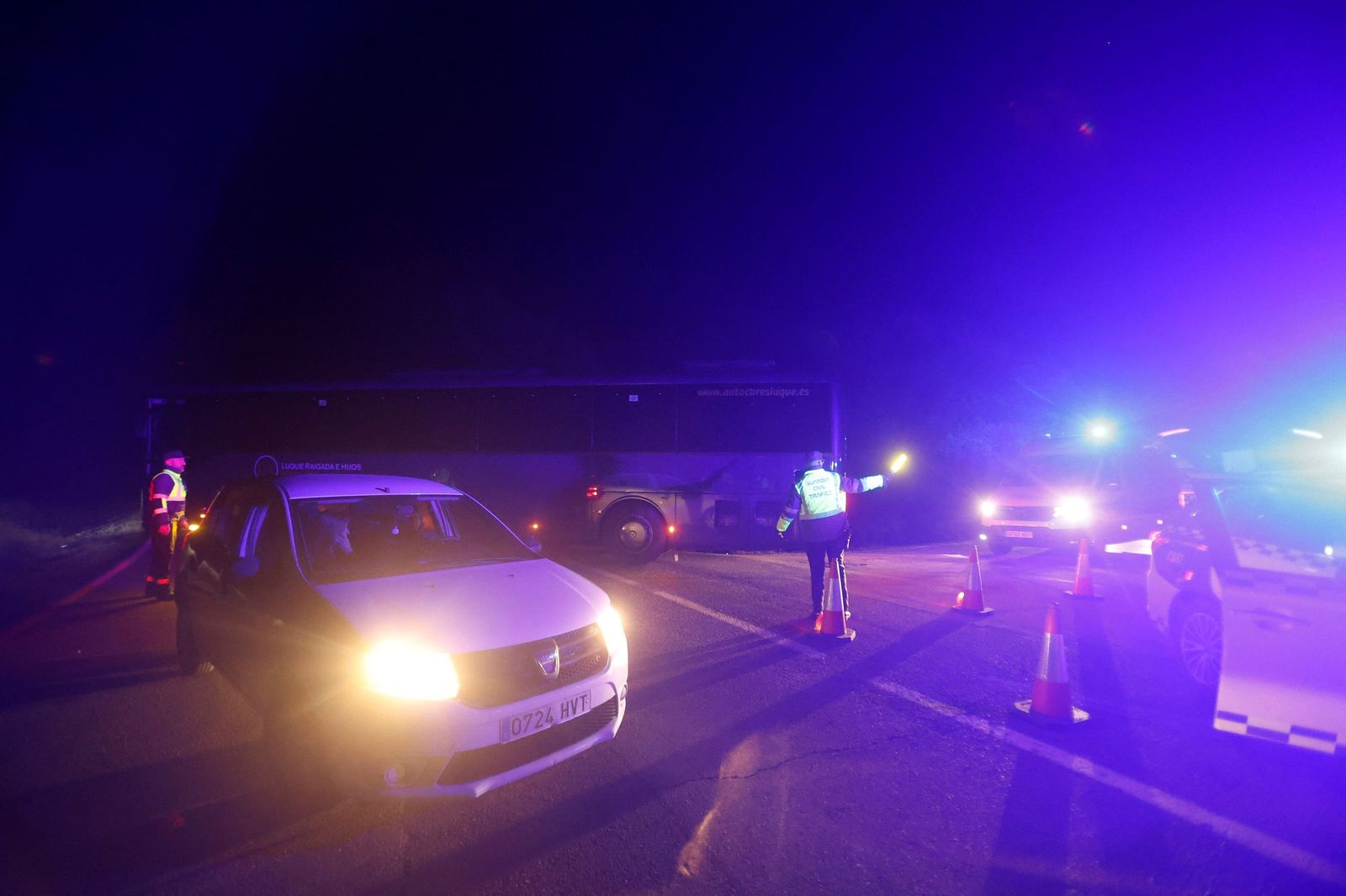 Las imágenes de los vehículos de emergencias evacuando a los pasajeros del descarrilamiento en Adamuz