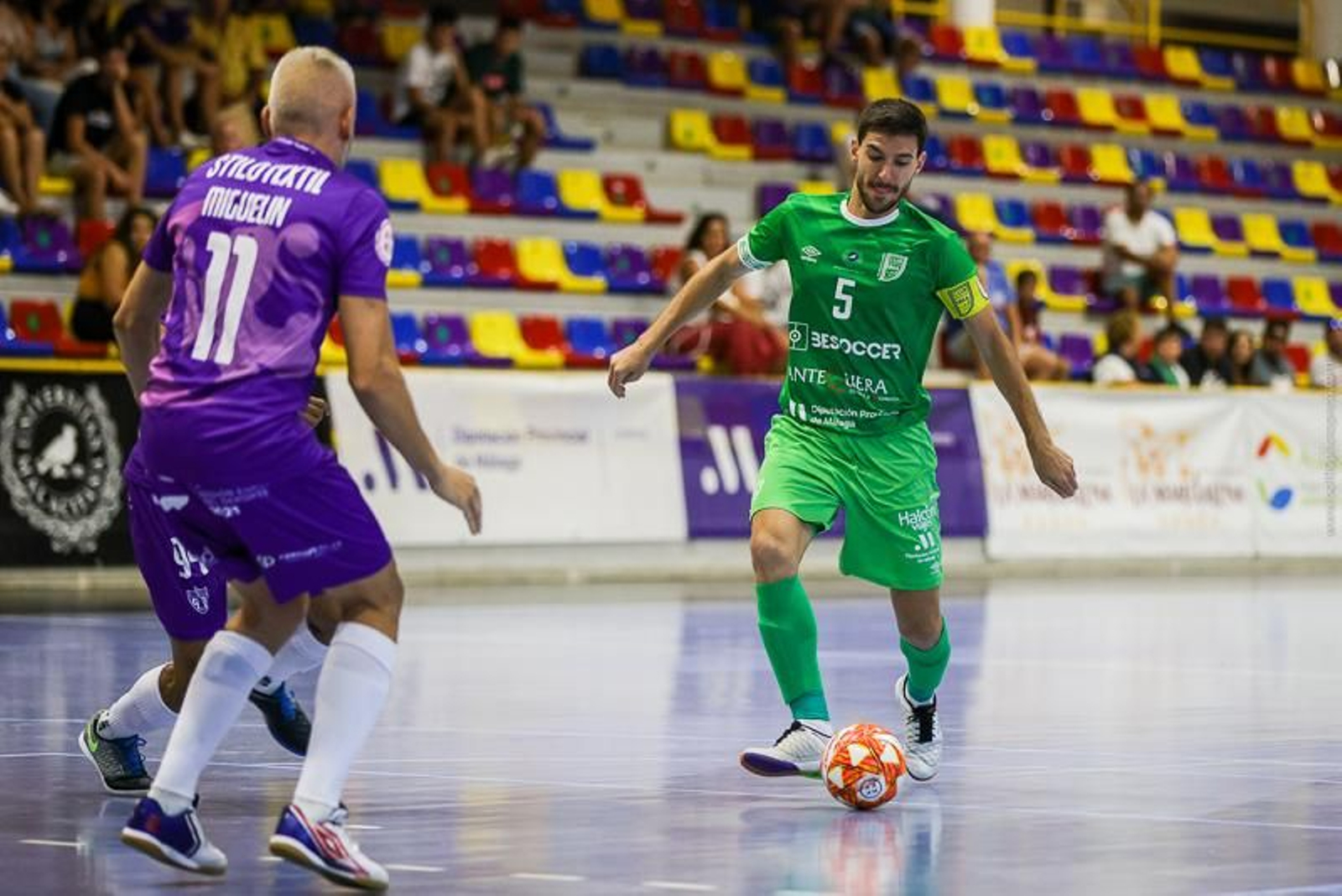 Miguel Conde busca una acción ofensiva ante Miguelín.