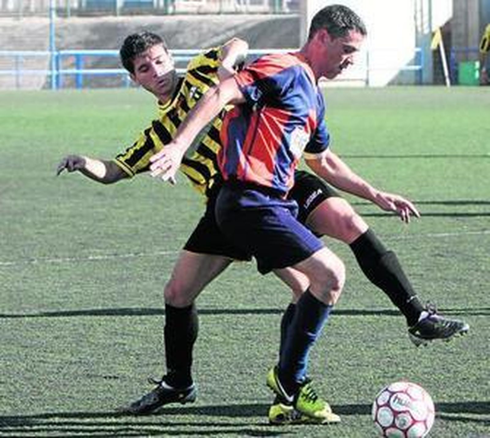 Un jugador del Cerro y otro del Mosqueo pelean el balón.