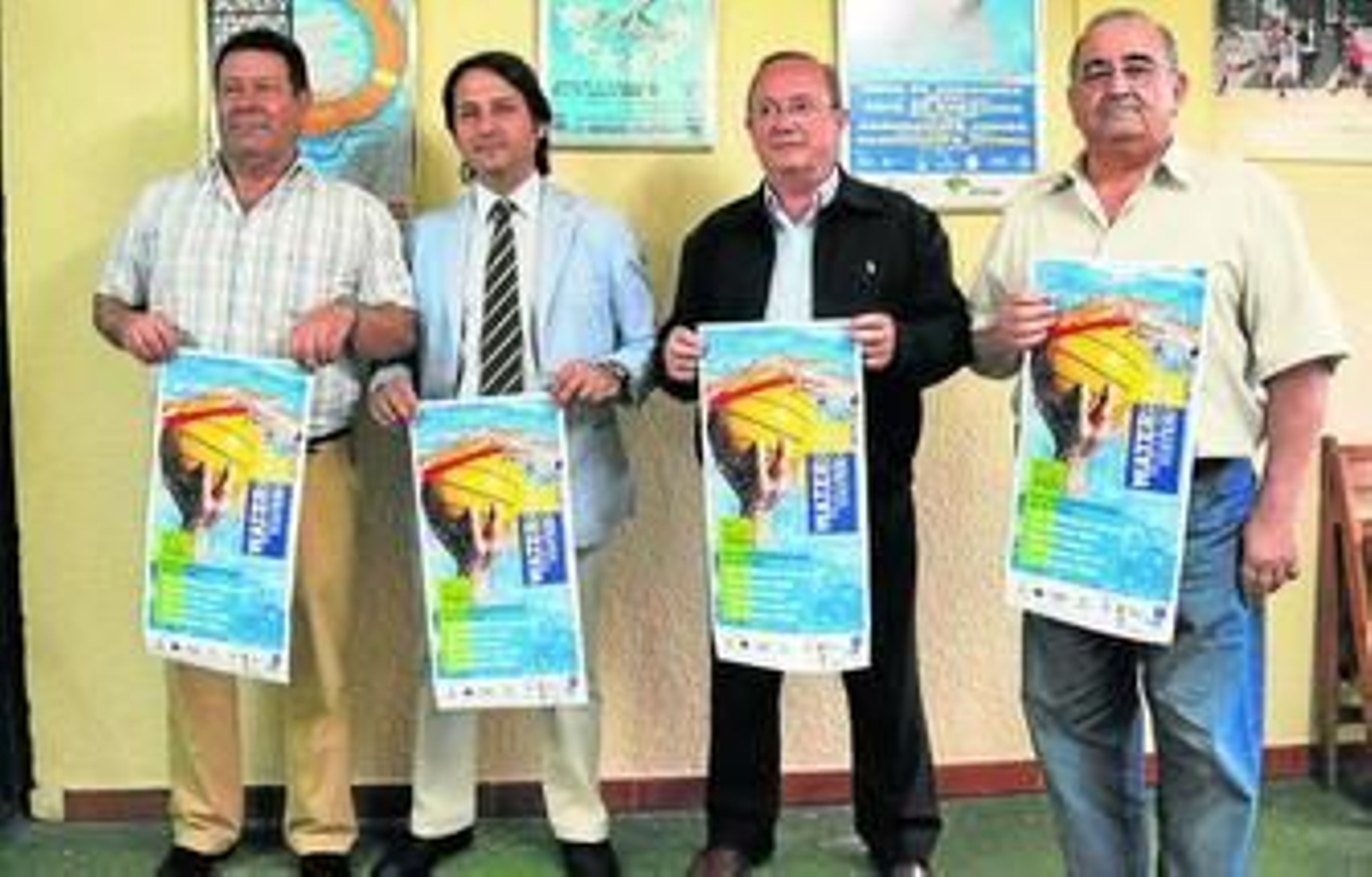 Manolo Mestre y Antonio Vila (los primeros por la izquierda) presentaron ayer la fase de ascenso.