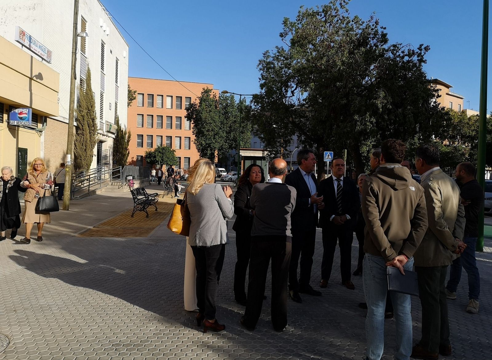 Espadas visita la reurbanización del entorno del Mercado de San Gonzalo.