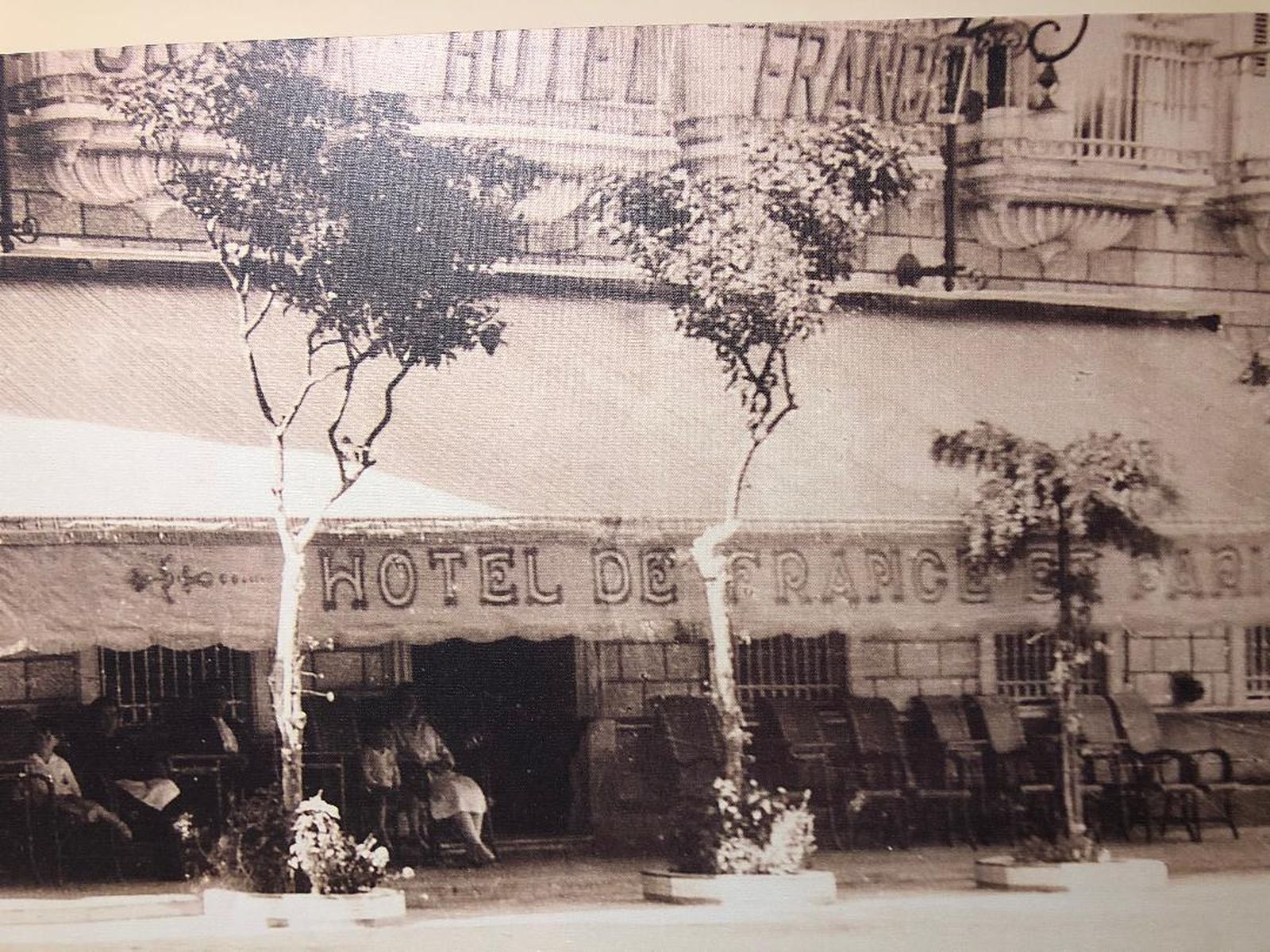 La terraza del hotel Francia y París, sobre los años 20 del siglo XX, considerado por la prensa  de entonces como “ultra-chic”, por sus materiales y elementos de ornamentación.