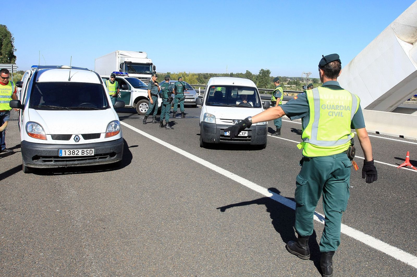 Imagen de archivo de un control de tráfico de la Guardia Civil en Granada