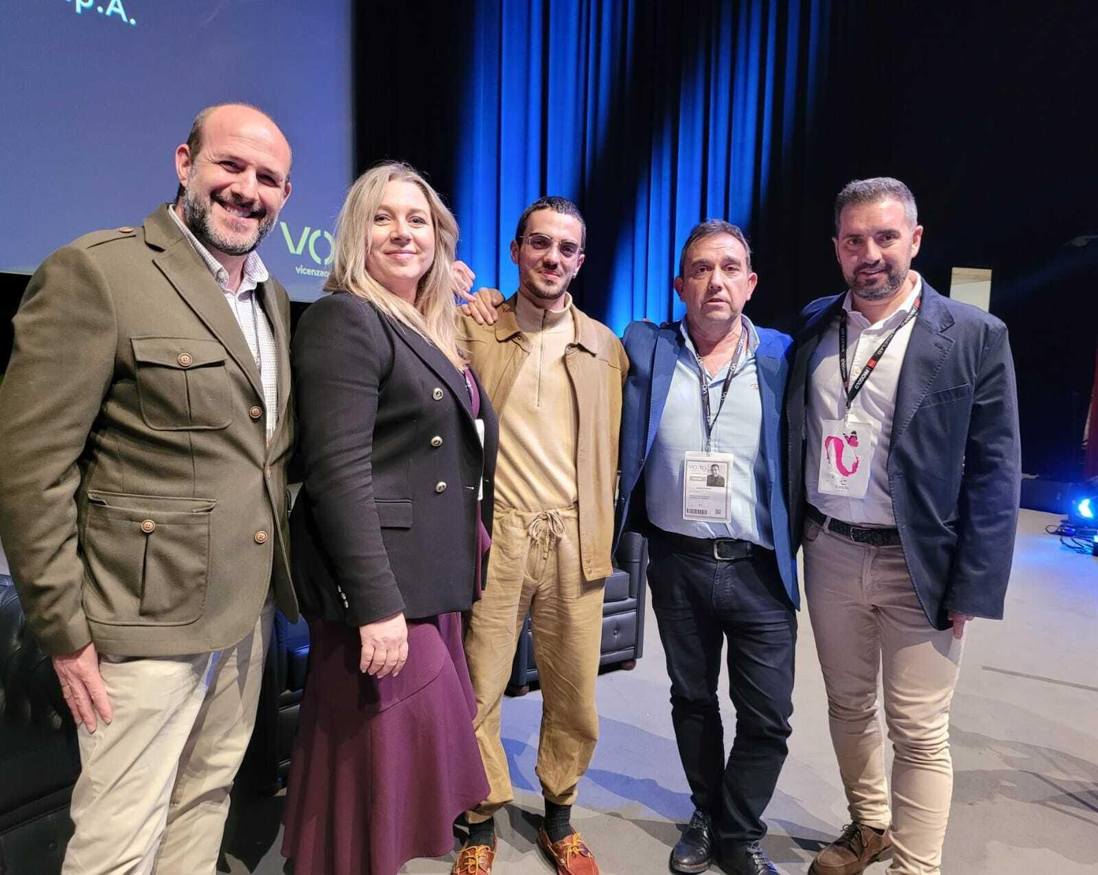 El cordobés Erardo Ruy, en el centro, tras recibir el galardón.