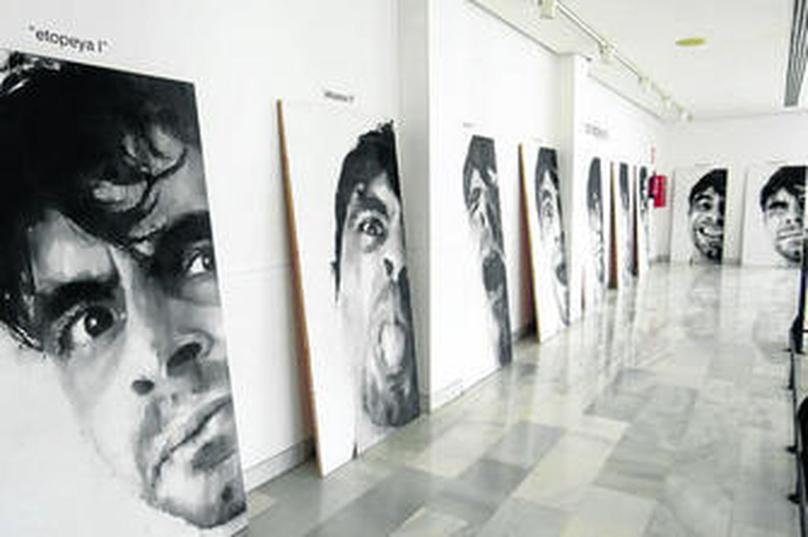 Algunas de las obras expuestas en el teatro moguereño, obra del artista catalán.