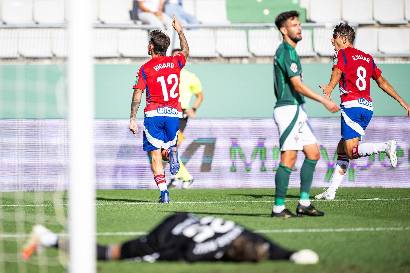 Ricard celebra el tanto del Granada CF con la afición rojiblanca.