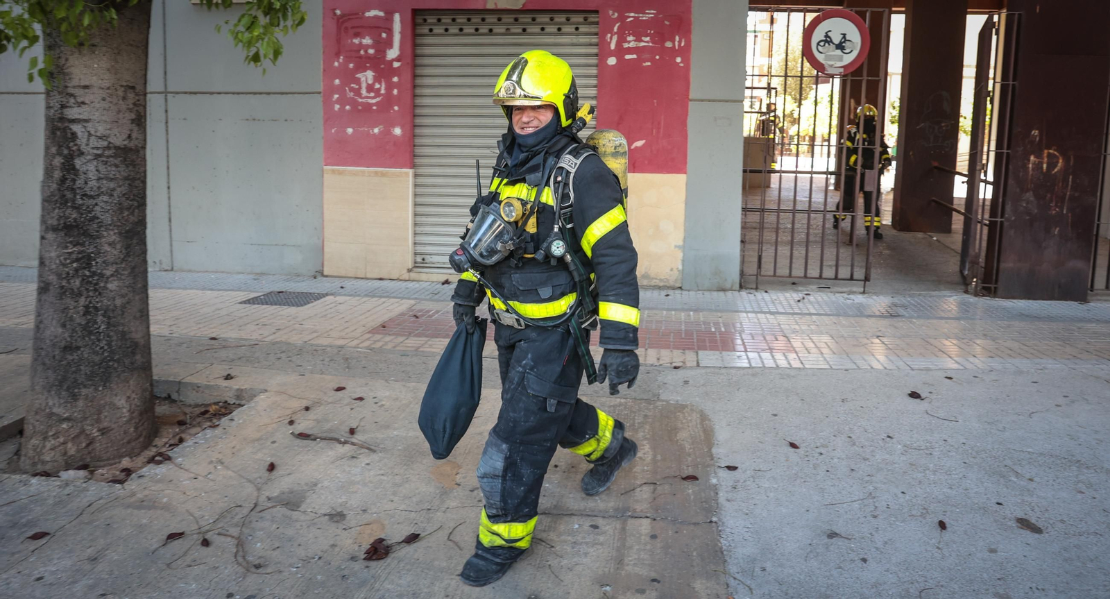Imágenes de la intervención en un incendio en García Figueras en Jerez
