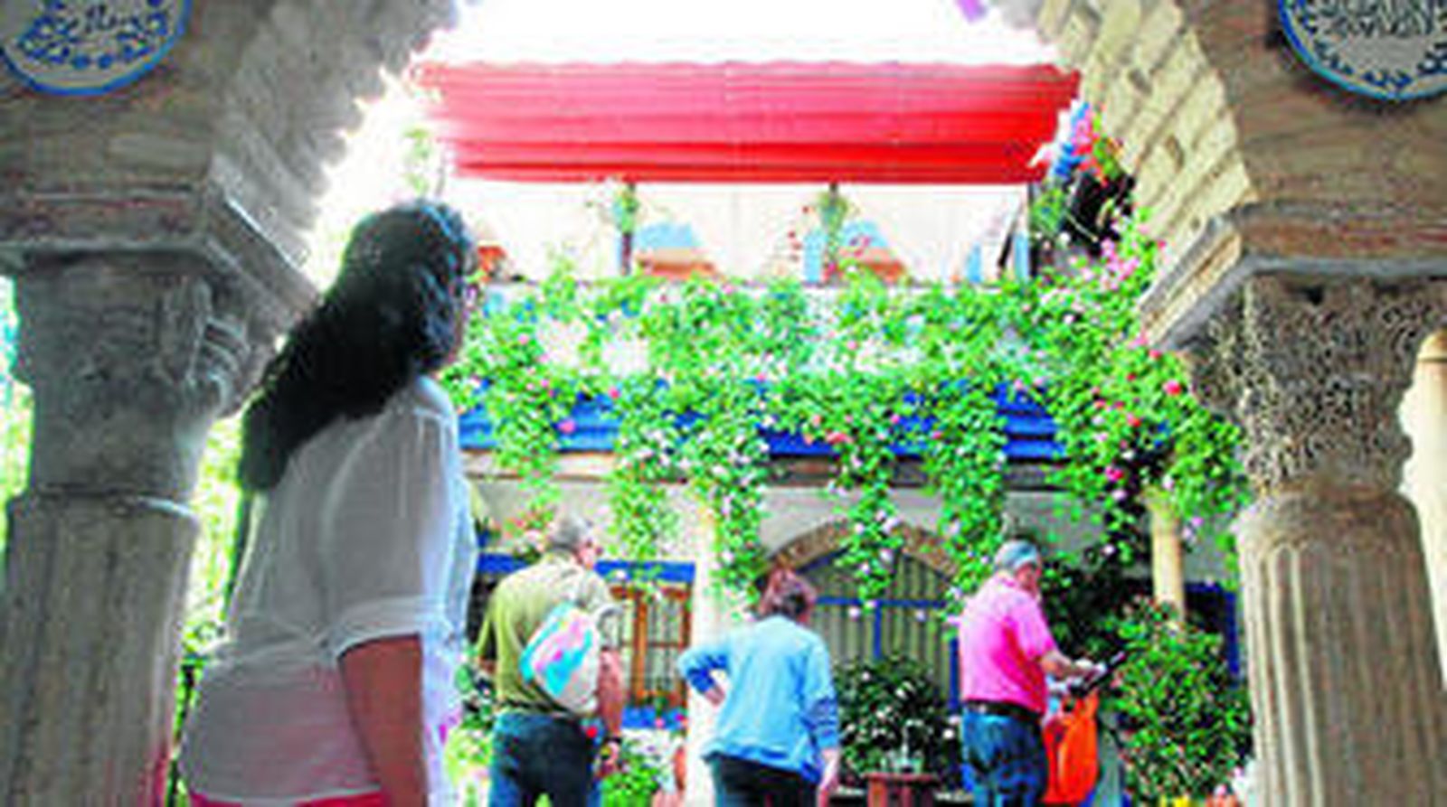 Las dos columnas que conforman la entrada al patio de Isabel II, 1.