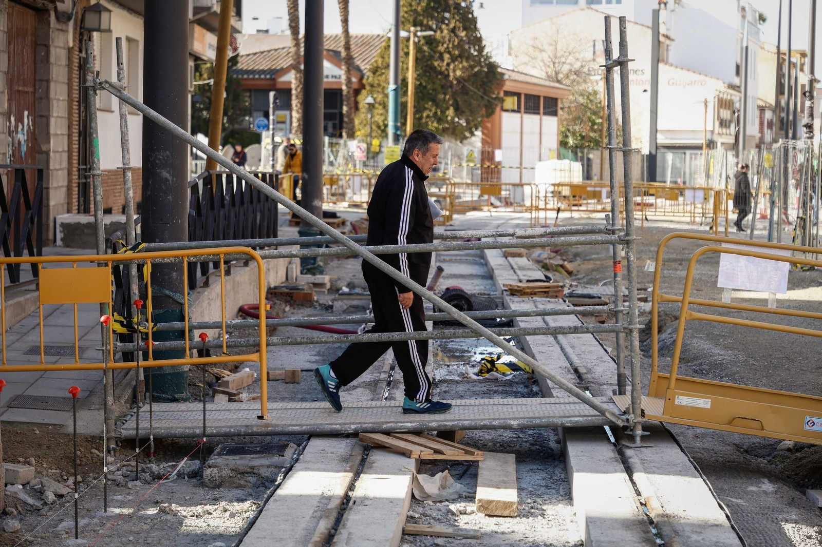 En este punto, las vías están fijadas pero falta todavía por preparar la plataforma viaria