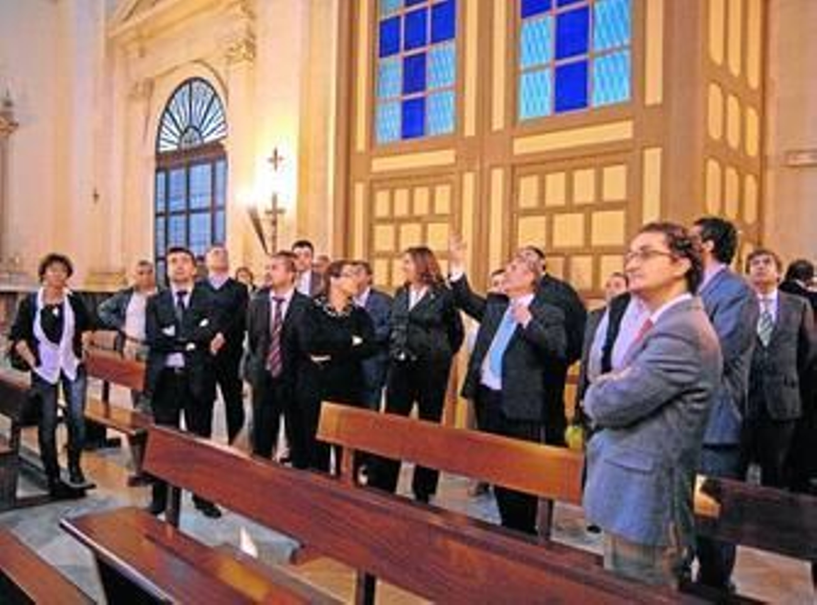 La representación municipal y empresarial de Úbeda y Chiclana durante su visita a la Iglesia Mayor.