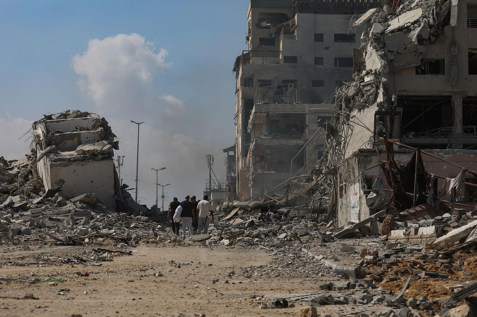 Las imágenes de Gaza tras el alto el fuego: los gazatíes andan entre las ruina de sus ciudades