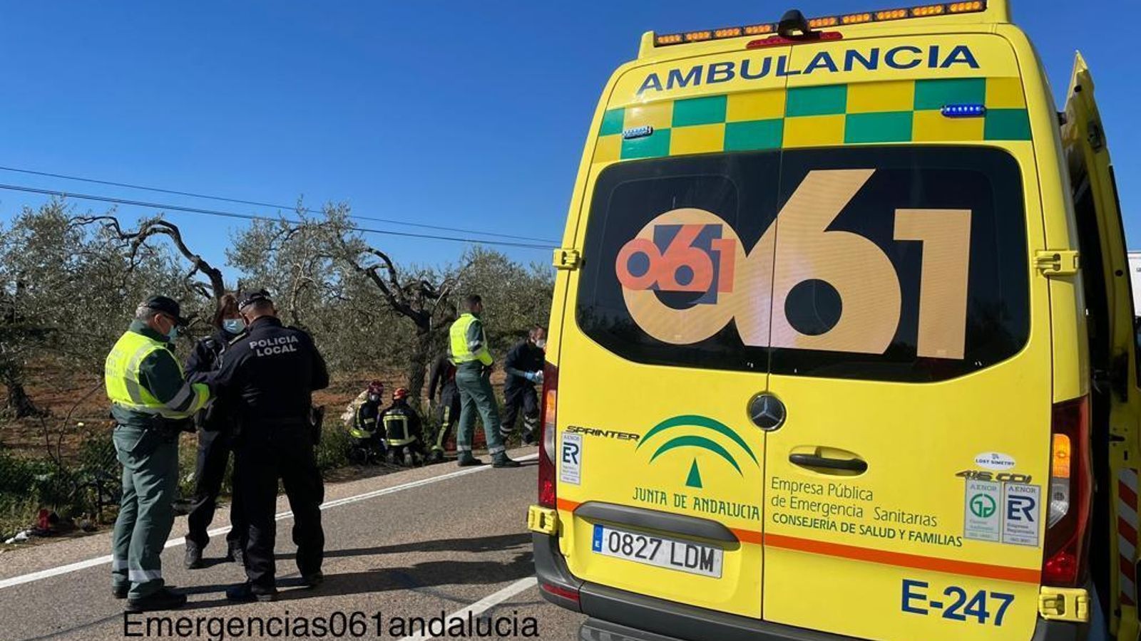 Una ambulancia del 061, en el lugar del accidente en el que murió un ciclista en Bollullos.