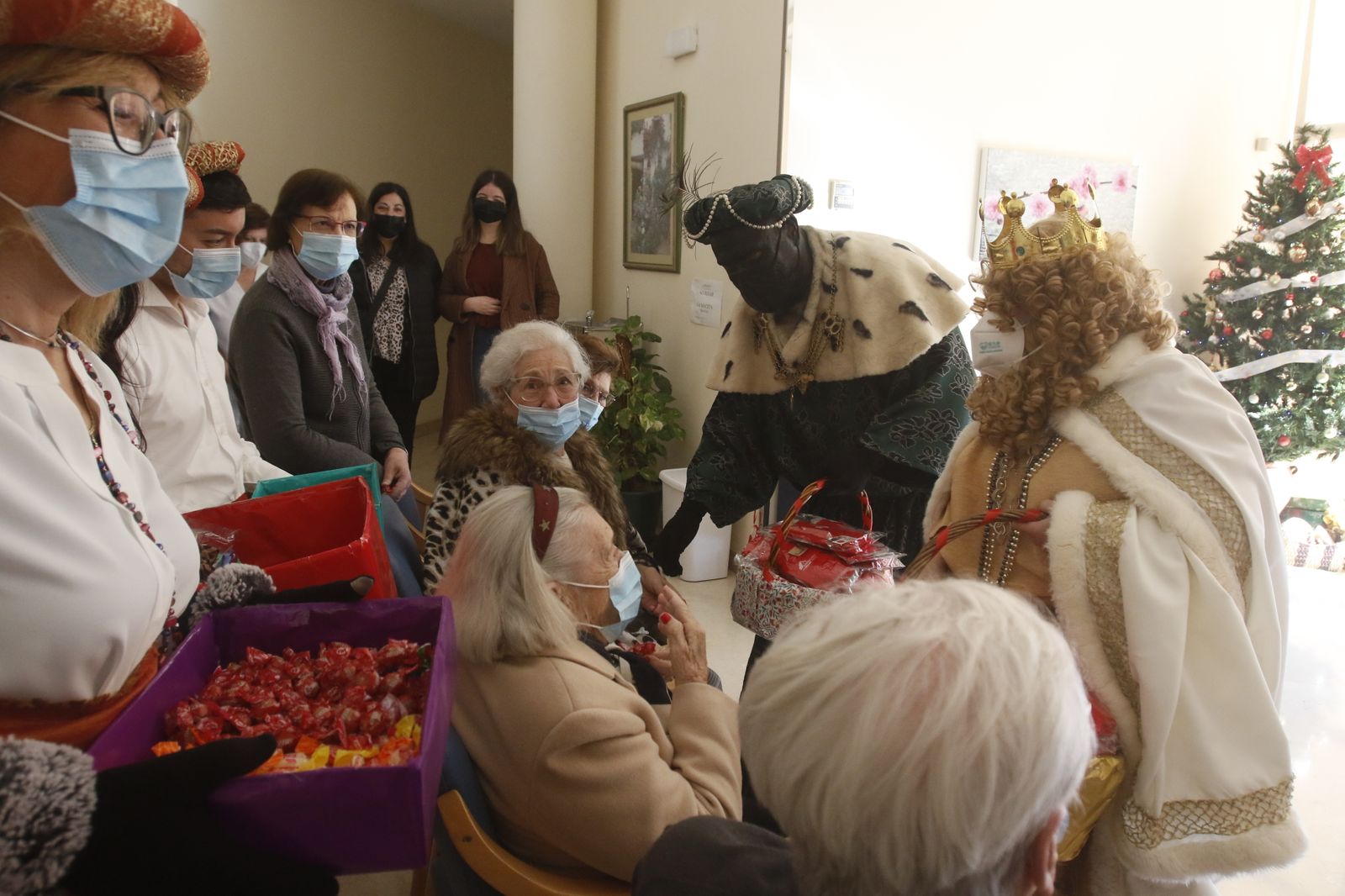 La visita de los Reyes Magos a la asociación San Rafael de Alzheimer de Córdoba, en imágenes