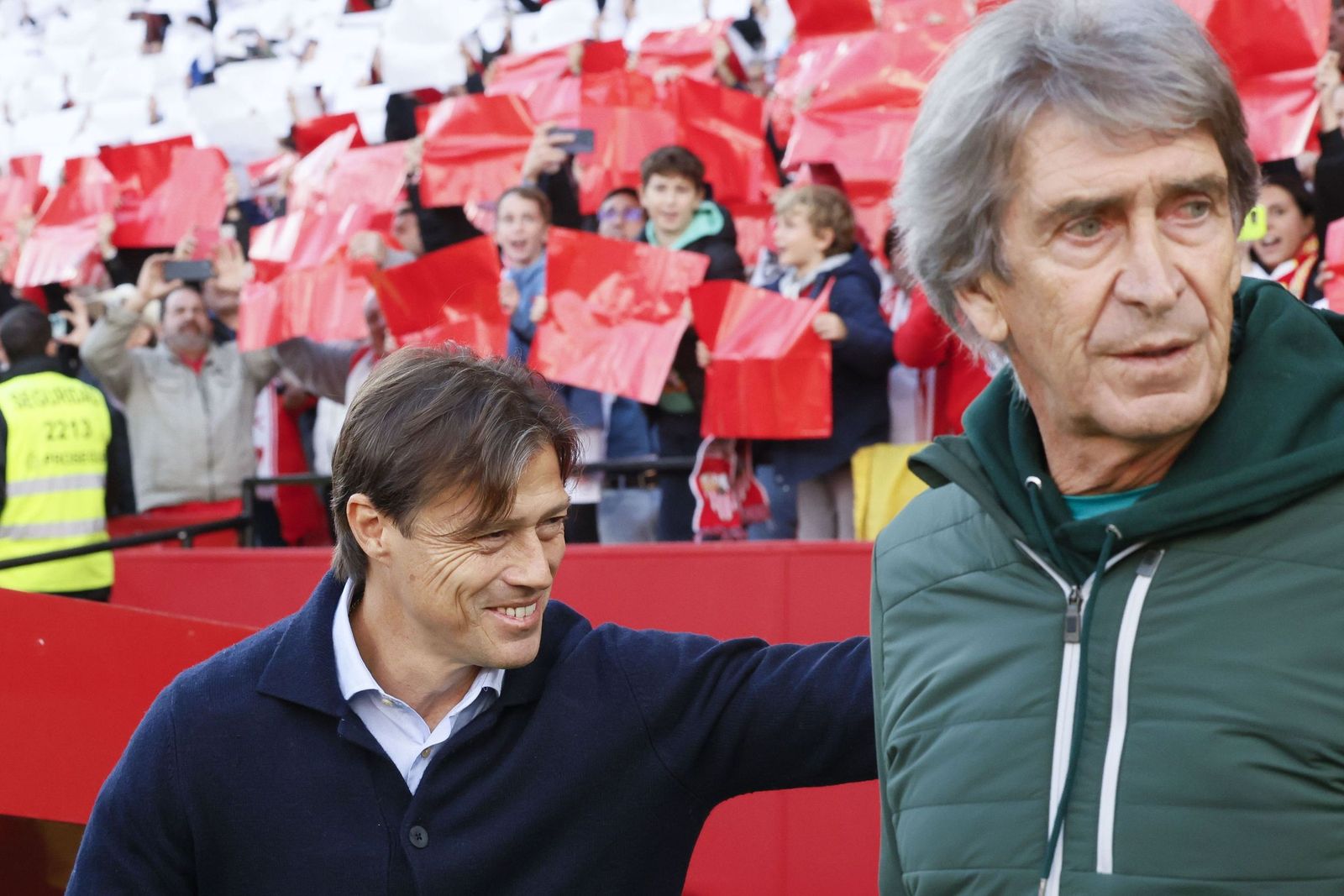 Matías Almeyda y Manuel Pellegrini, durante el saludo en el derbi de la primera vuelta en Nervión.