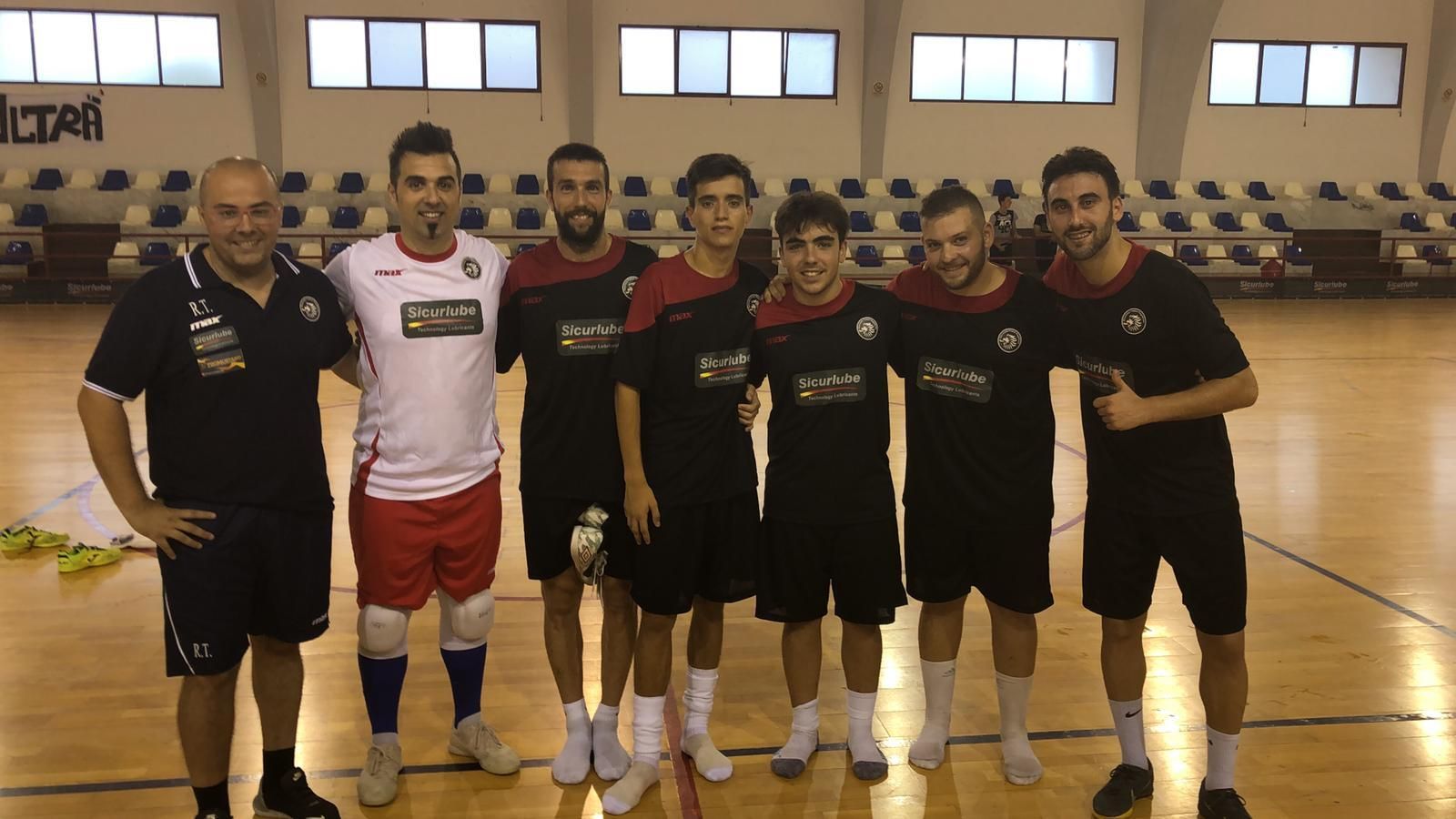 El entrenador, Rafa Torrejón, junto a varios miembros del equipo, entre ellos los otros cuatro gaditanos que permanecen atrapados en Regalbuto.