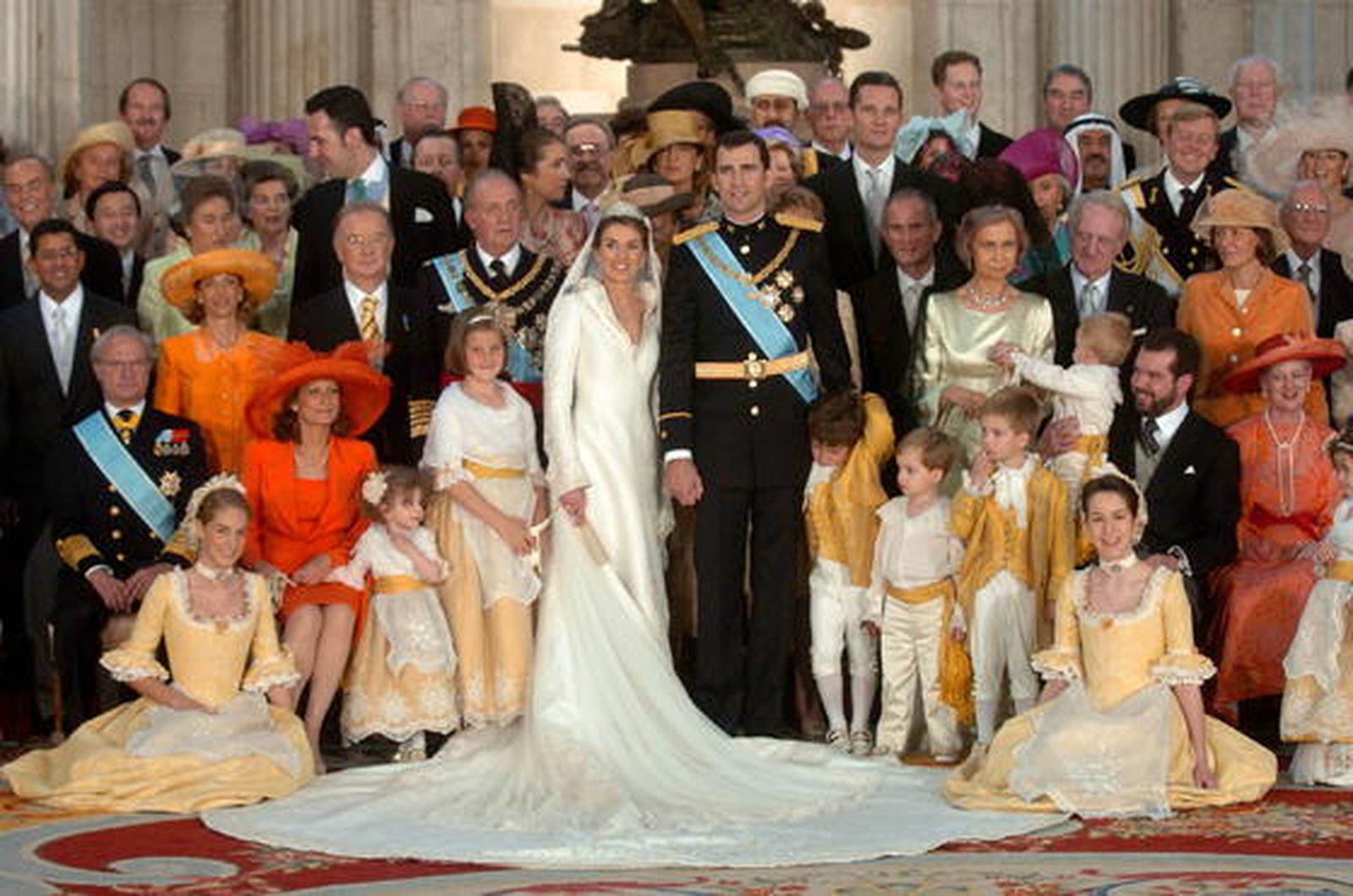 Foto de familia de los Principes de Asturias en el Palacio Real tras su enlace matrimonial en la catedral de La Almudena, el 22 de mayo de 2004. / Efe