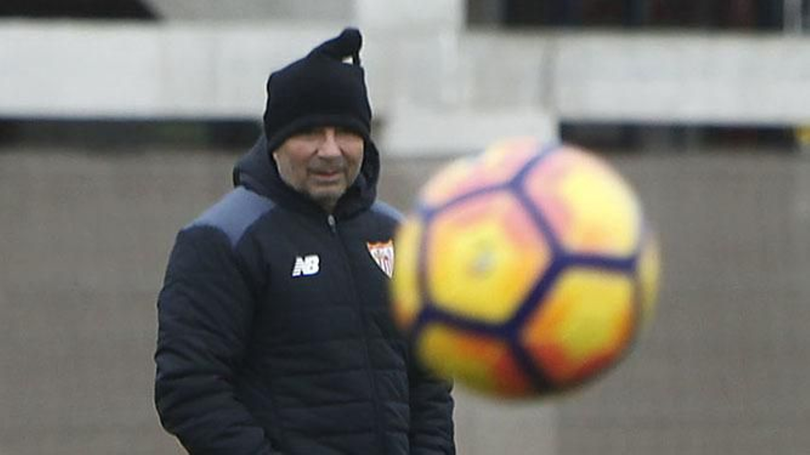Sampaoli mira un balón en el aire, en la ciudad deportiva.