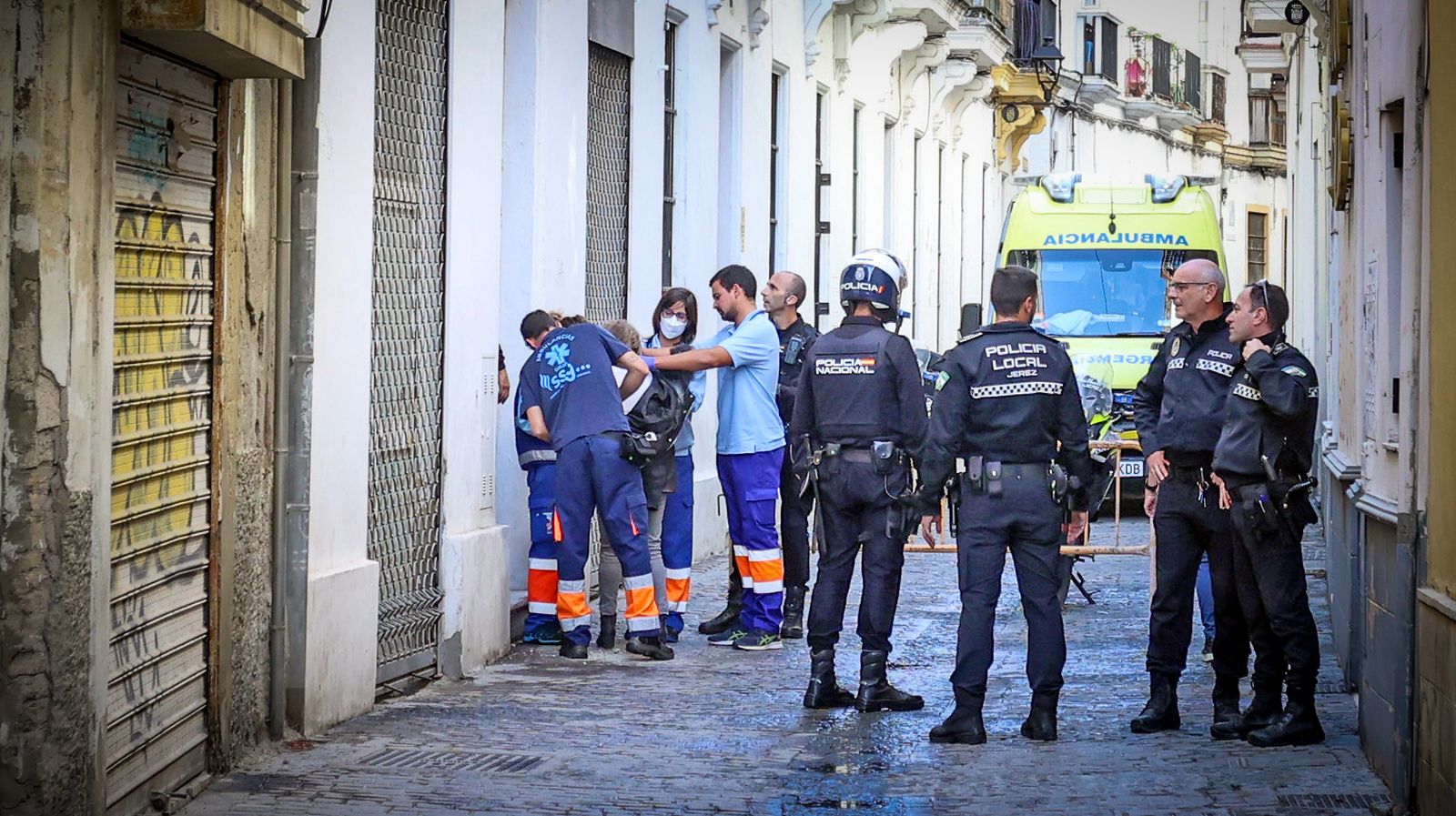 Herida una mujer al caerle una antena de una obra en Jerez
