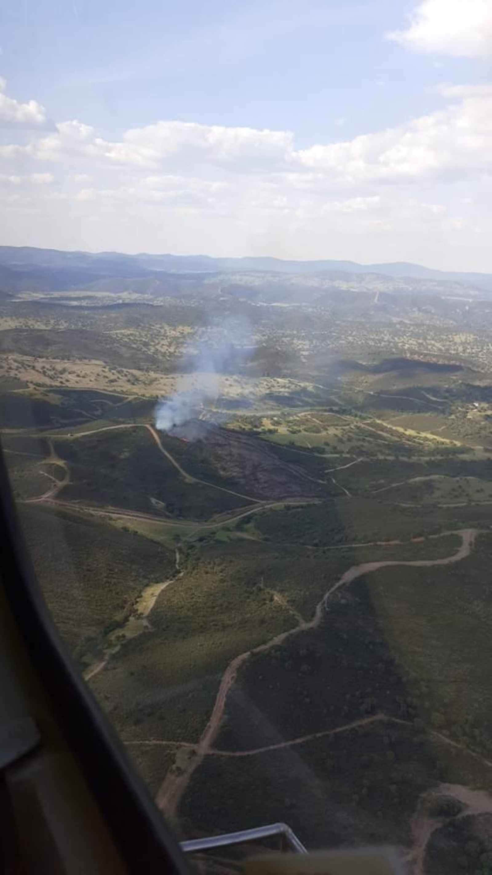 Imagen tomada por el helicóptero del Infoca desplazado hasta el lugar del incendio. Imagen tomada por el helicóptero del Infoca desplazado hasta el lugar del incendio.