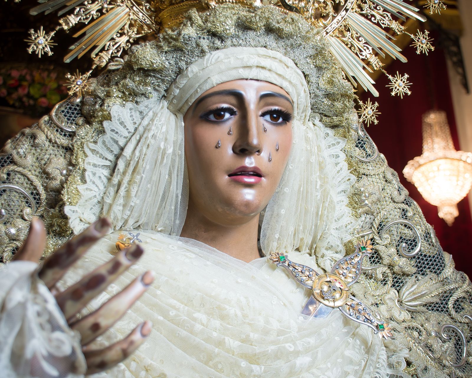 La Esperanza de Triana recibe a sus devotos expuesta en veneración