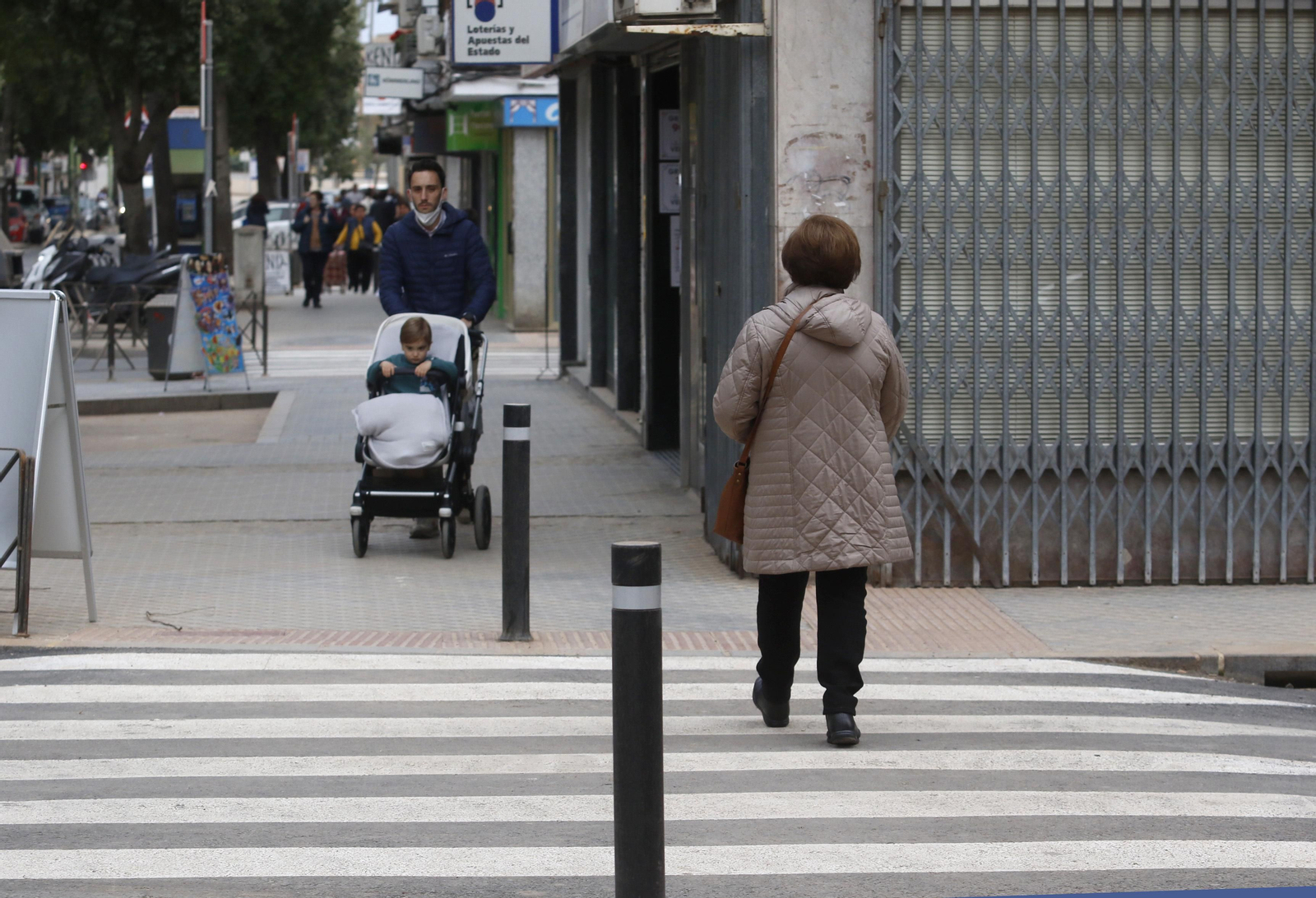 Una persona cruza en paso de peatones en Córdoba.