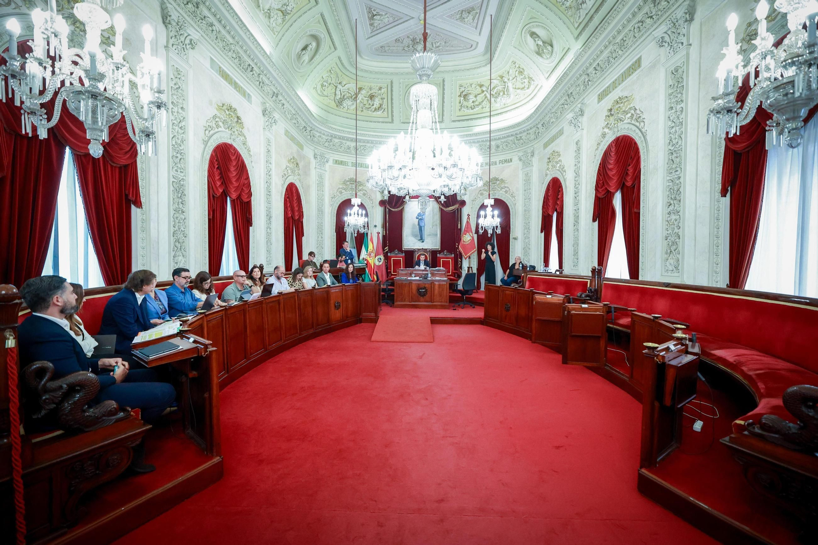 El Salón de Plenos sólo con los ediles del Partido Popular, tras abandonar la oposición la sesión por las protestas de Ayuda a Domicilio.