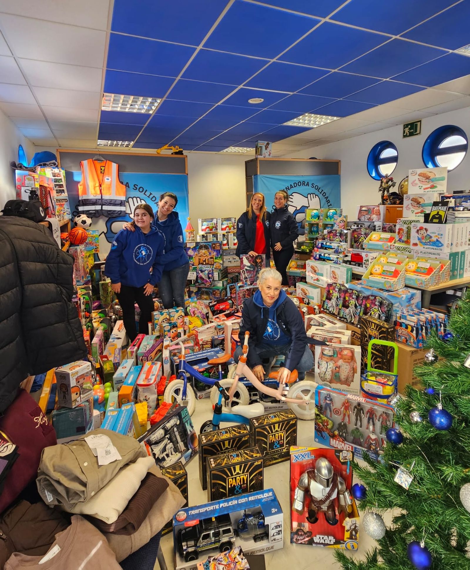 Todos los juguetes recogidos por la Coordinadora Solidaria, antes de ser envueltos.