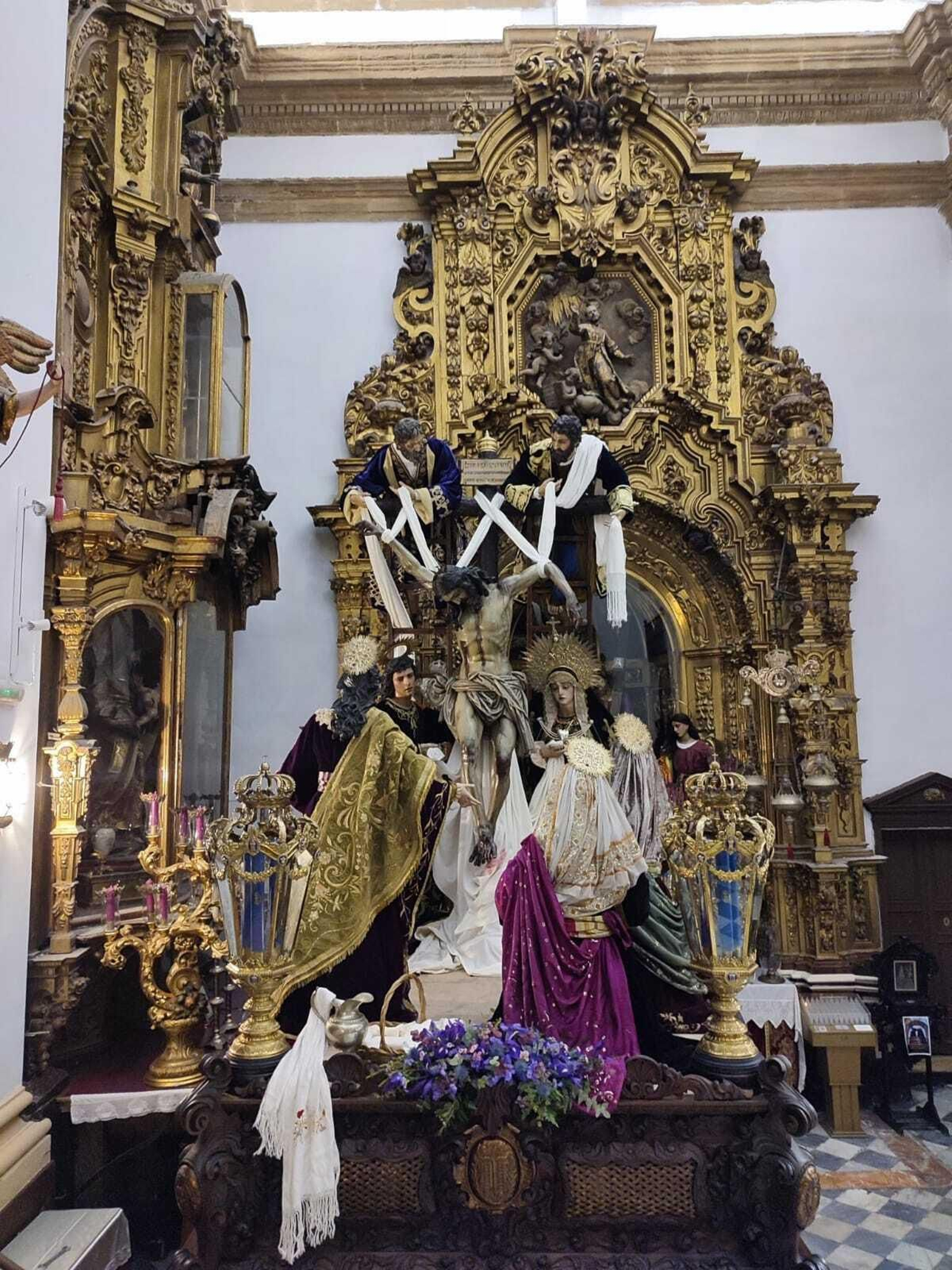 El paso de Descendimiento, ya montado en el interior de San Lorenzo. El paso de Descendimiento, ya montado en el interior de San Lorenzo.