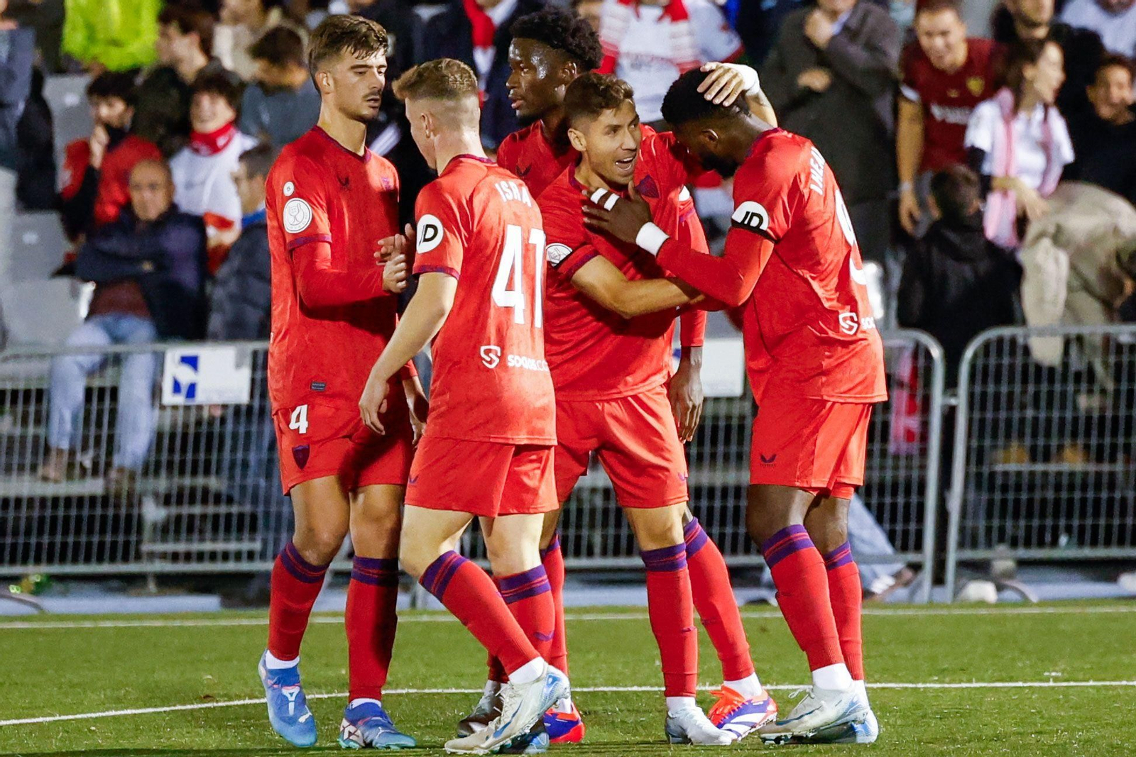 Montiel felicita a Iheanacho por su gol ante Las Rozas.
