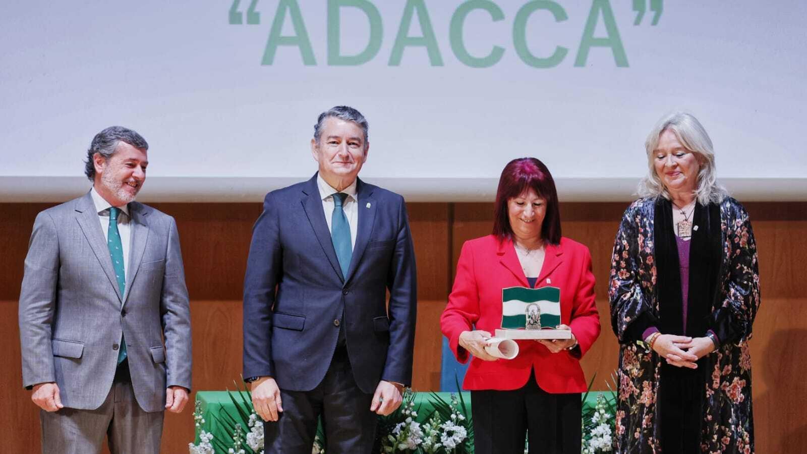La presidenta de Adacca, con el galardón a la entidad.