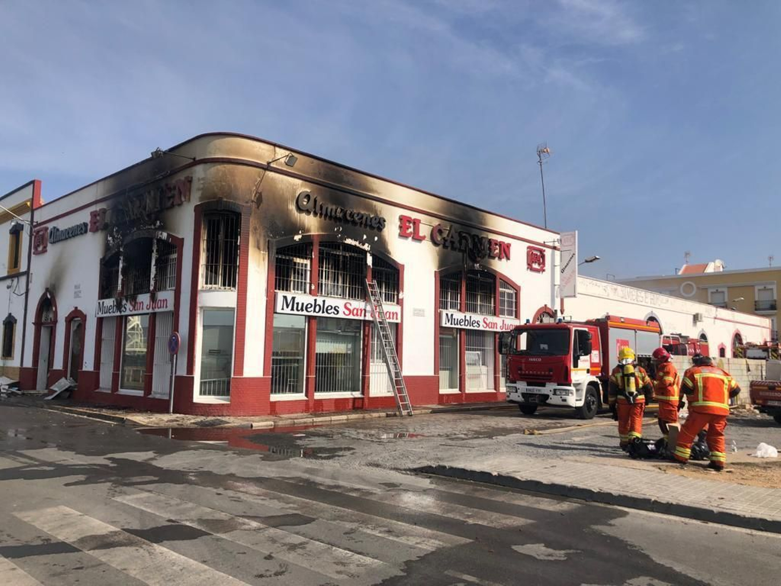 Así han quedado las naves industriales del polígono pesquero de Isla Cristina tras el incendio Así han quedado las naves industriales del polígono pesquero de Isla Cristina tras el incendio