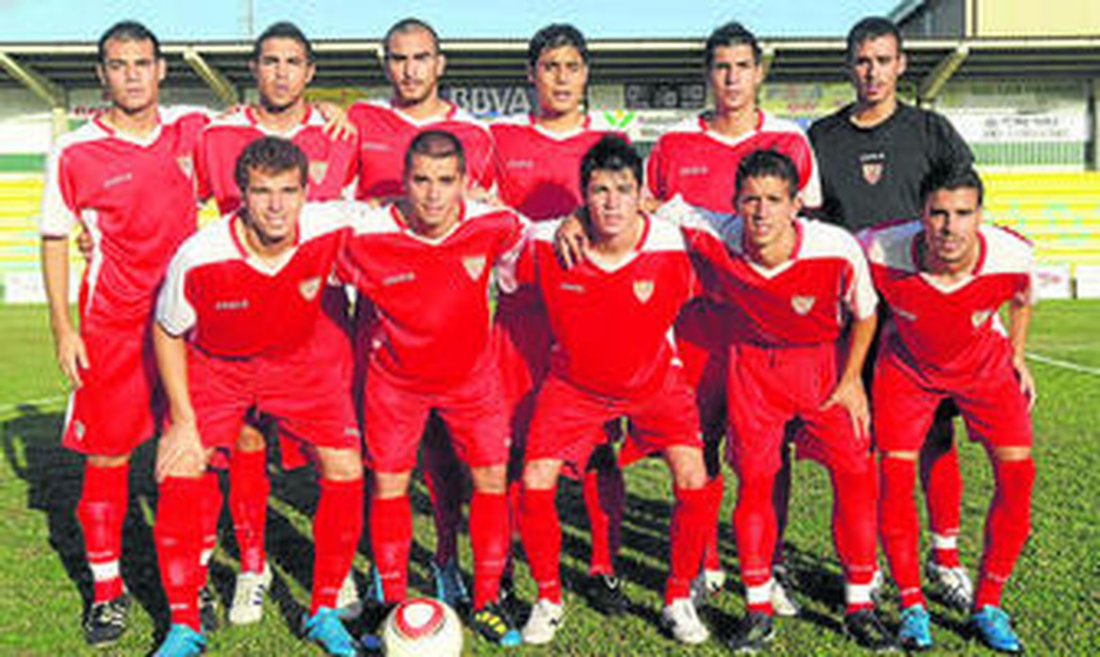 Formación del Sevilla C, el pasado domingo en el San Rafael de Los Barrios.