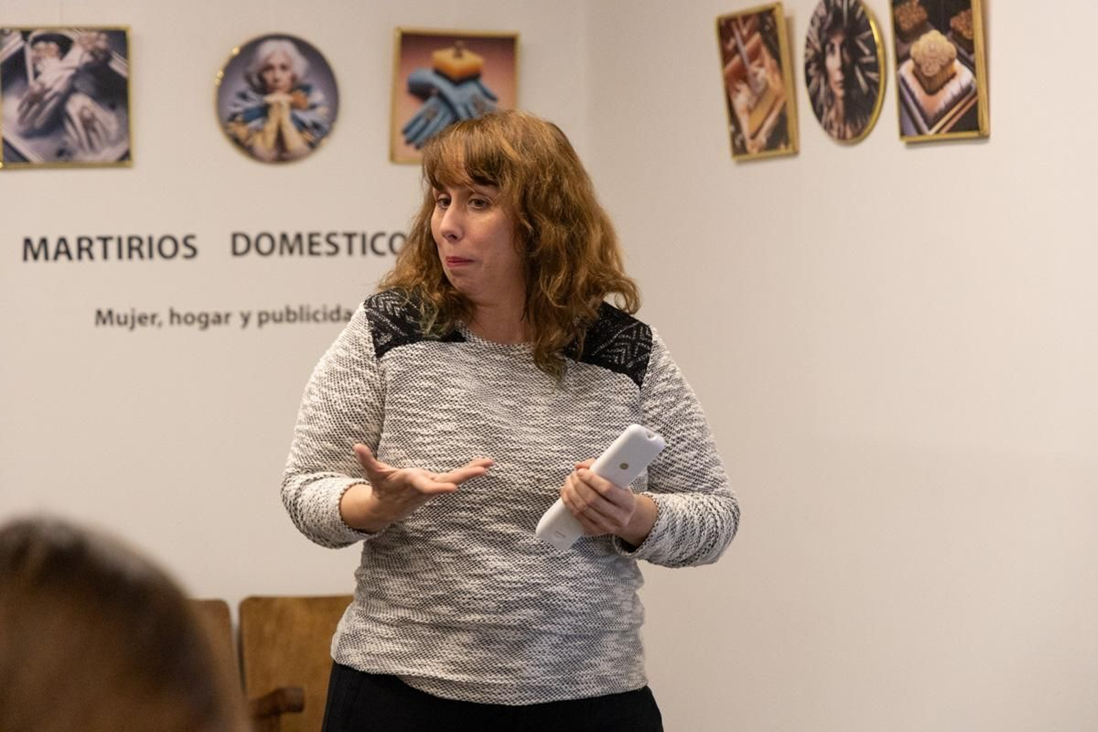 La Inteligencia Artificial, una heramienta clave para interactuar con la exposición 'Martirios Domésticos' de Esther Gámez La Inteligencia Artificial, una heramienta clave para interactuar con la exposición 'Martirios Domésticos' de Esther Gámez
