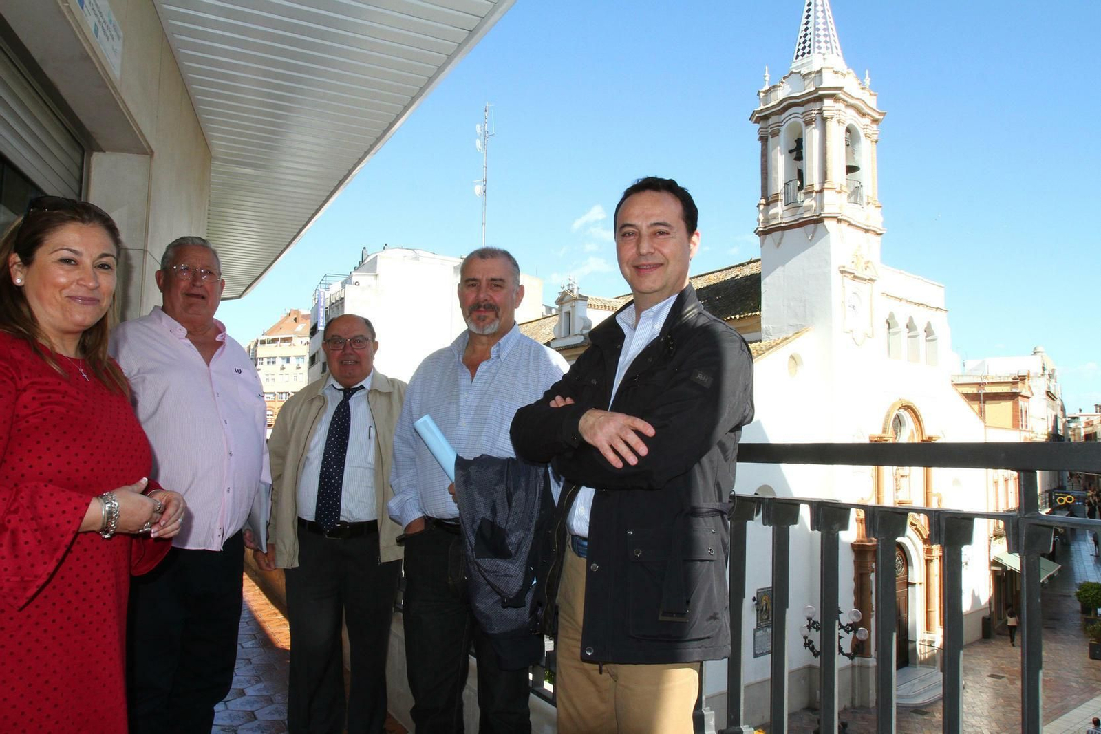 Los contertulios en el balcón de Huelva Información.