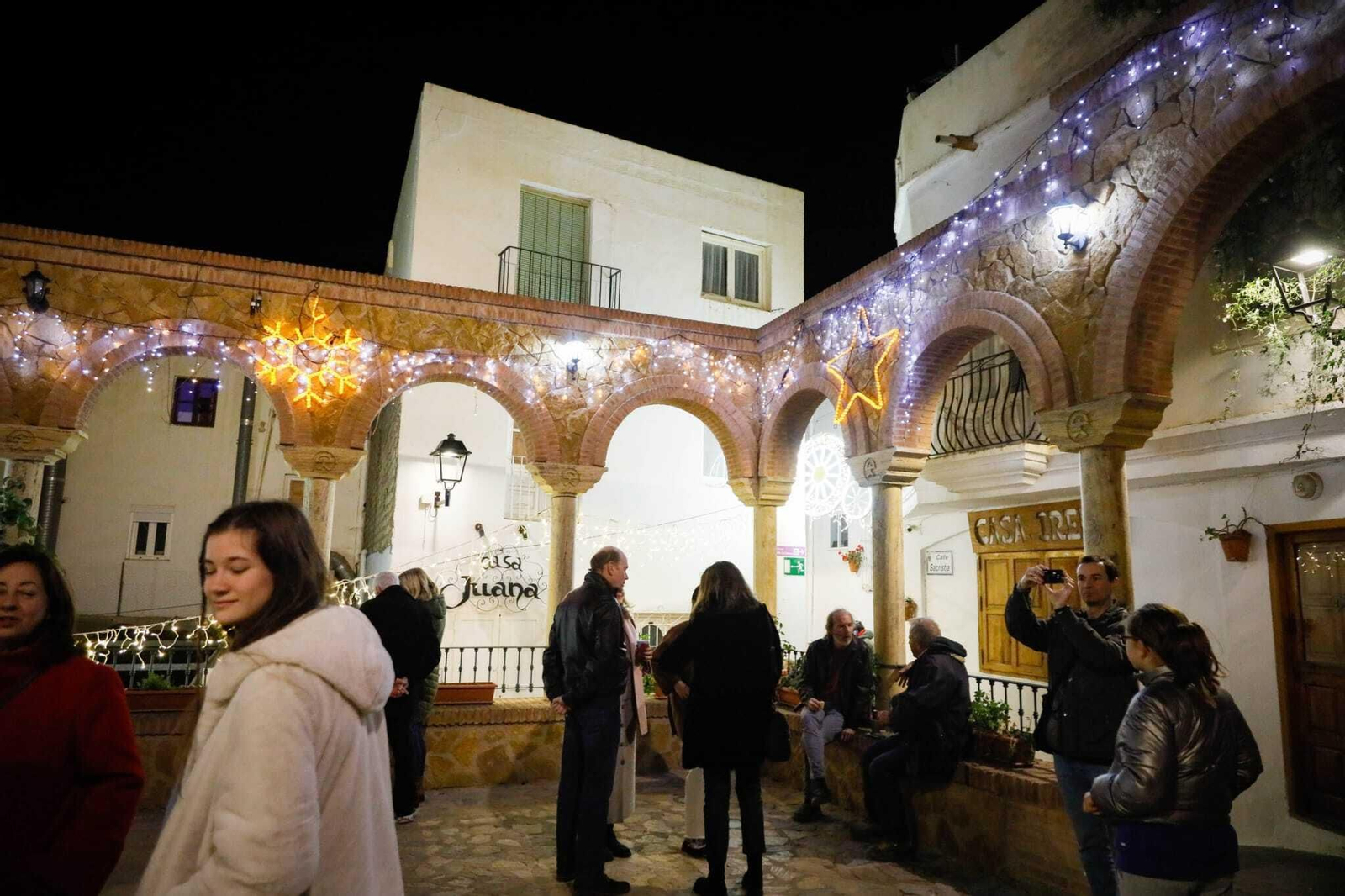 Las mejores imágenes de la iluminación navideña de Mojácar con las luces de Ferrero Rocher
