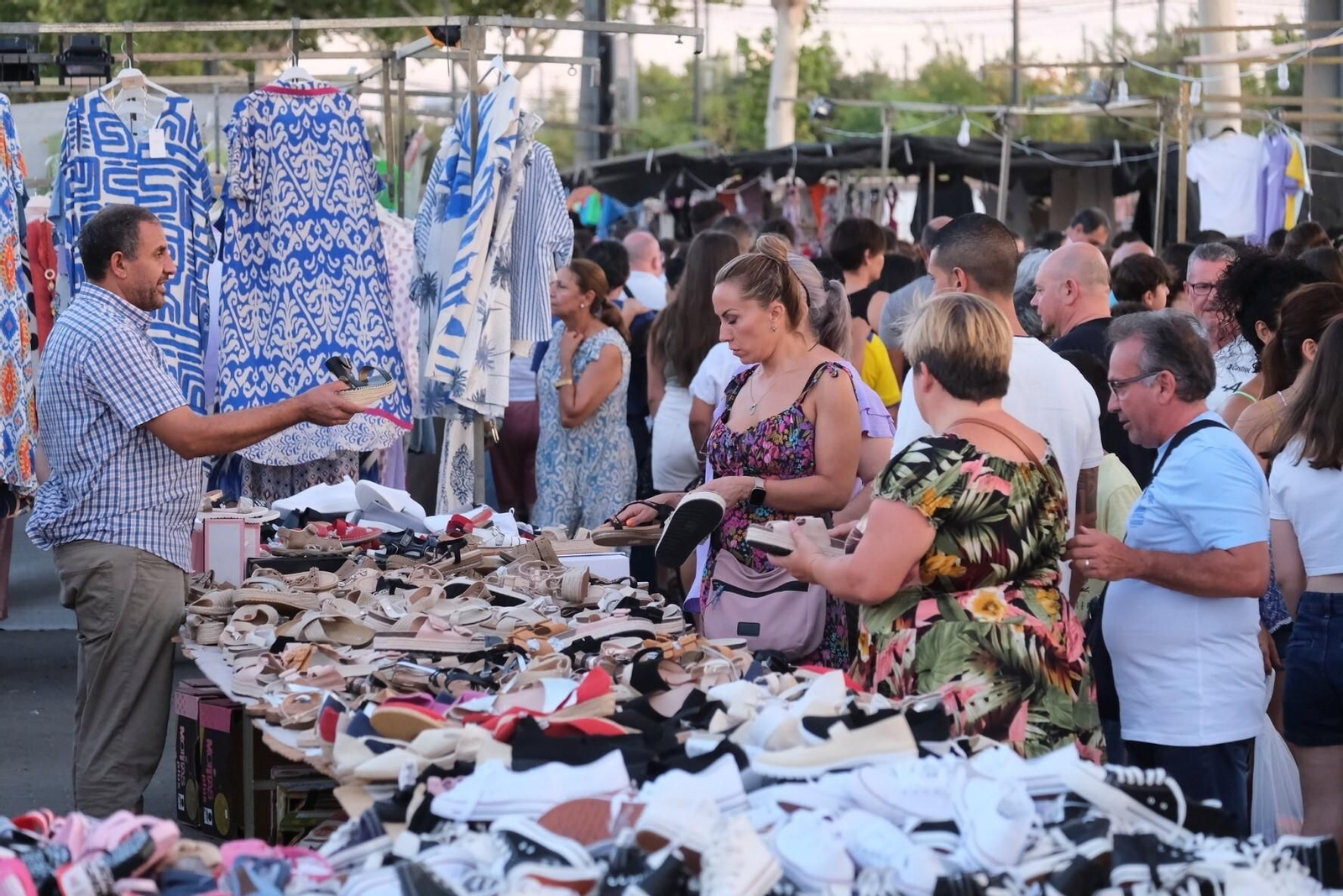 Los ambulantes celebran el primer mercadillo nocturno de El Arenal, en imágenes