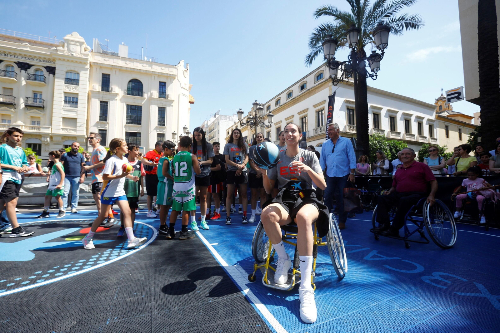 La selección española femenina de baloncesto visita la pista de 3x3 ubicada en Las Tendillas