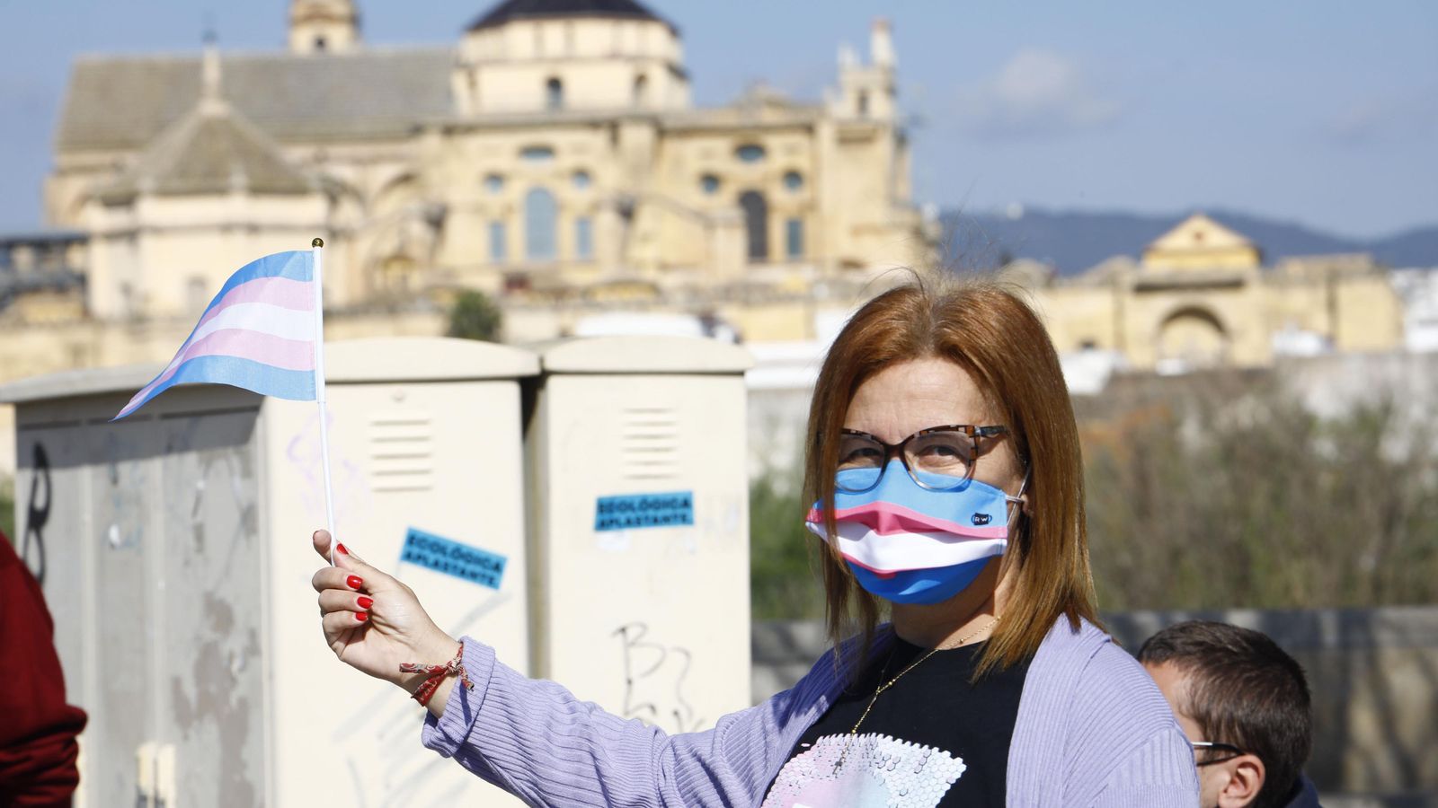 Una persona en una concentración por los derechos trans en Córdoba.