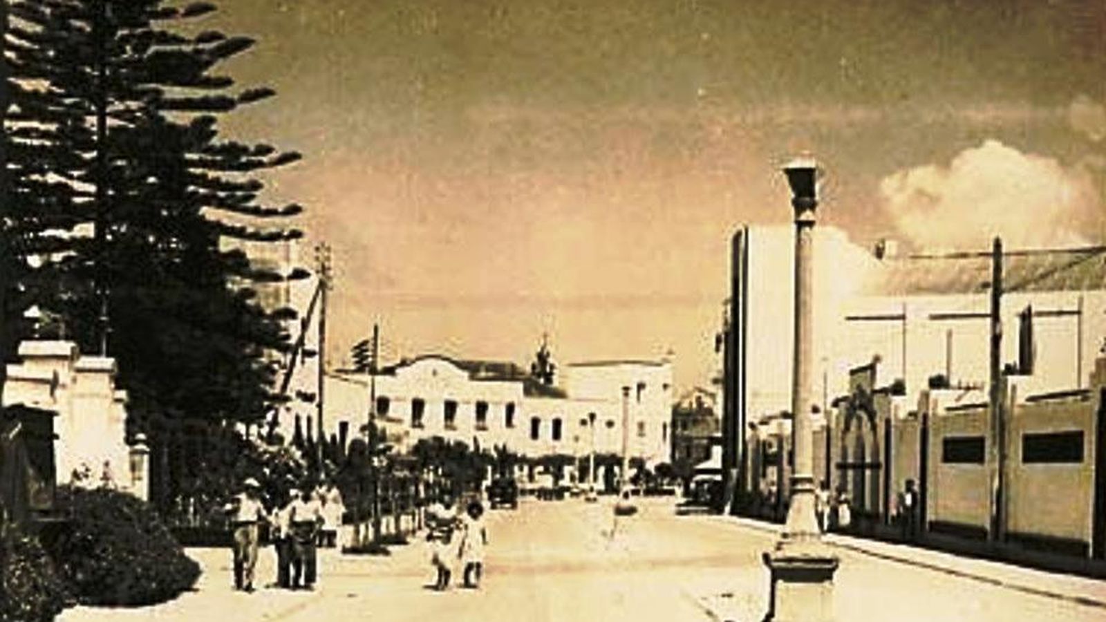 Avenida Agustín Bálsamo, a la derecha el Cine Delicias.