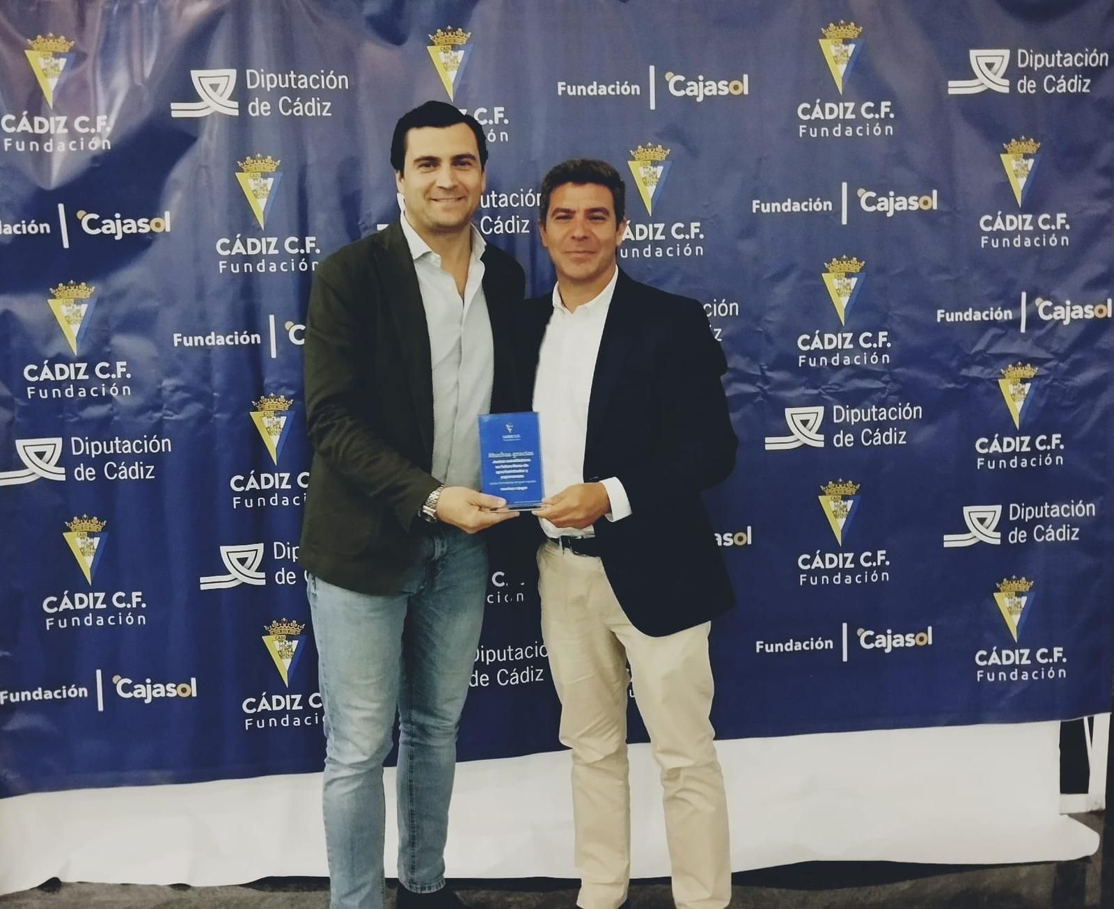 El director del IAJ recogiendo el galardón.