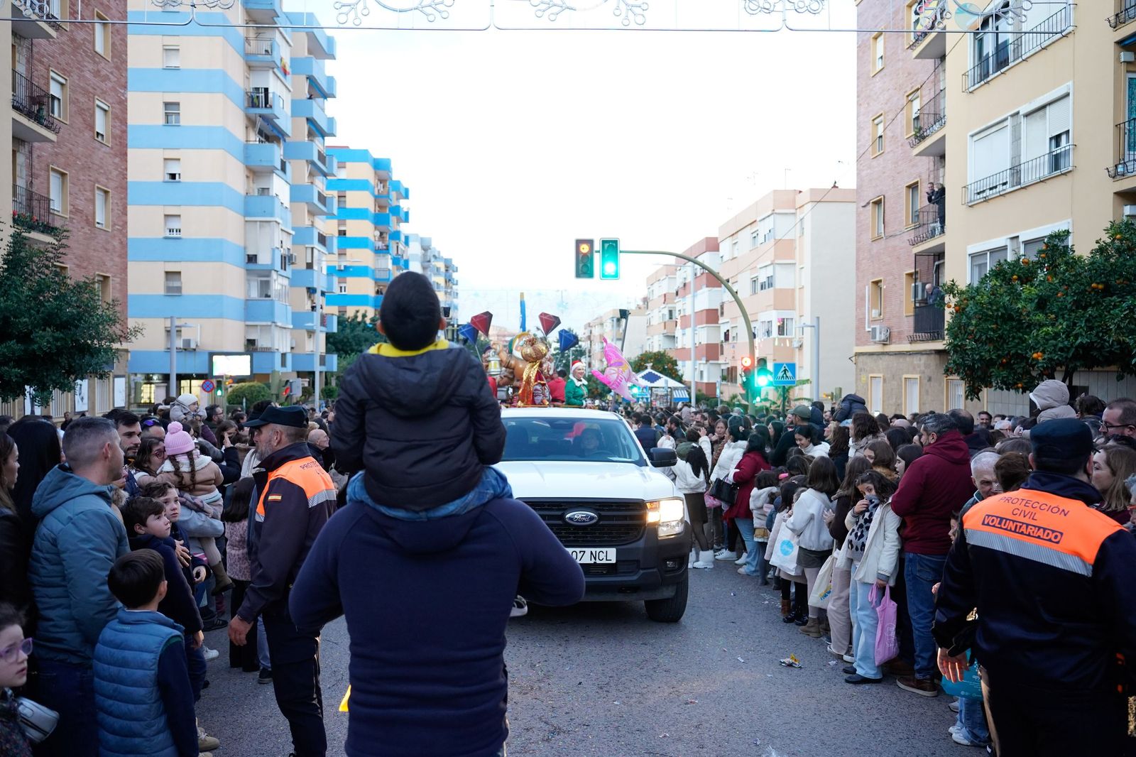 Búscate en las fotos de la cabalgata de Reyes Magos 2026 en Algeciras
