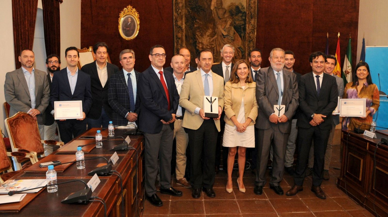 La consejera de Empleo, en el centro, durante la entrega de los premios de Asepeyo