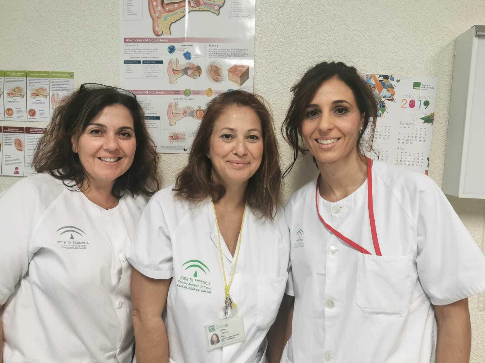 Las enfermeras premiadas, en uno de sus turnos en el hospital algecireño.