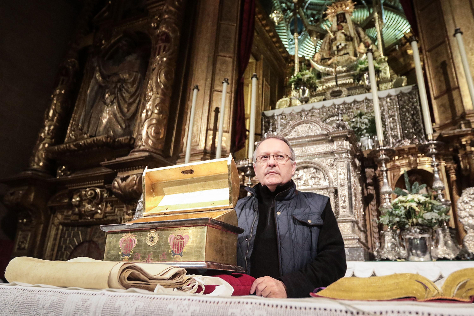 El padre Felipe Ortuno, en el altar mayor de la basílica de la Merced.
