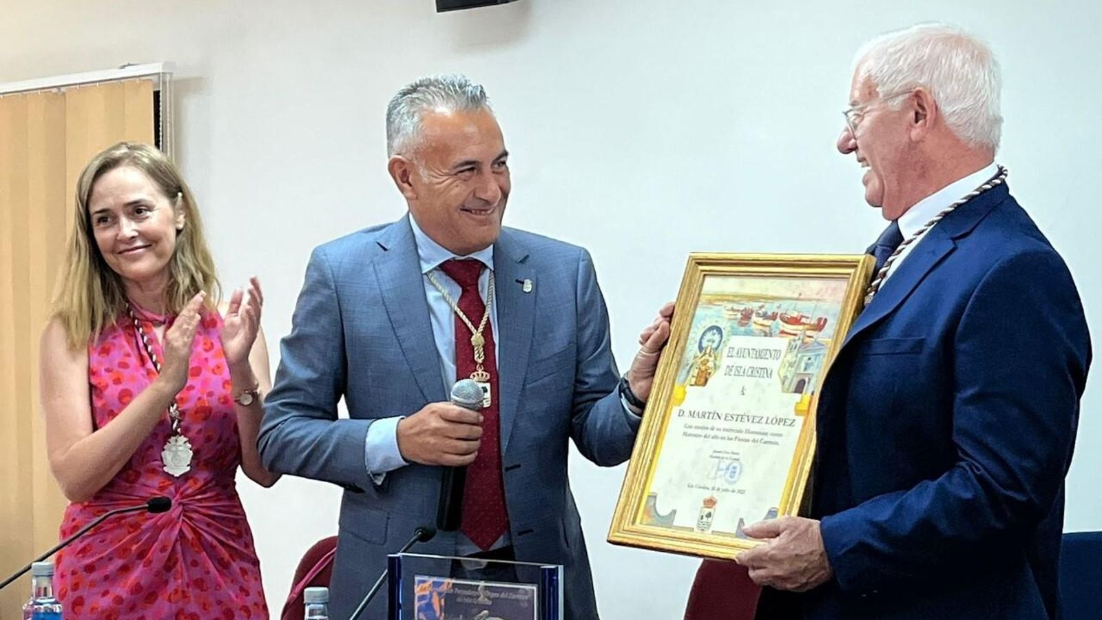 Jenaro Orta entregó al marinero homenajeado un pergamino conmemorativo.