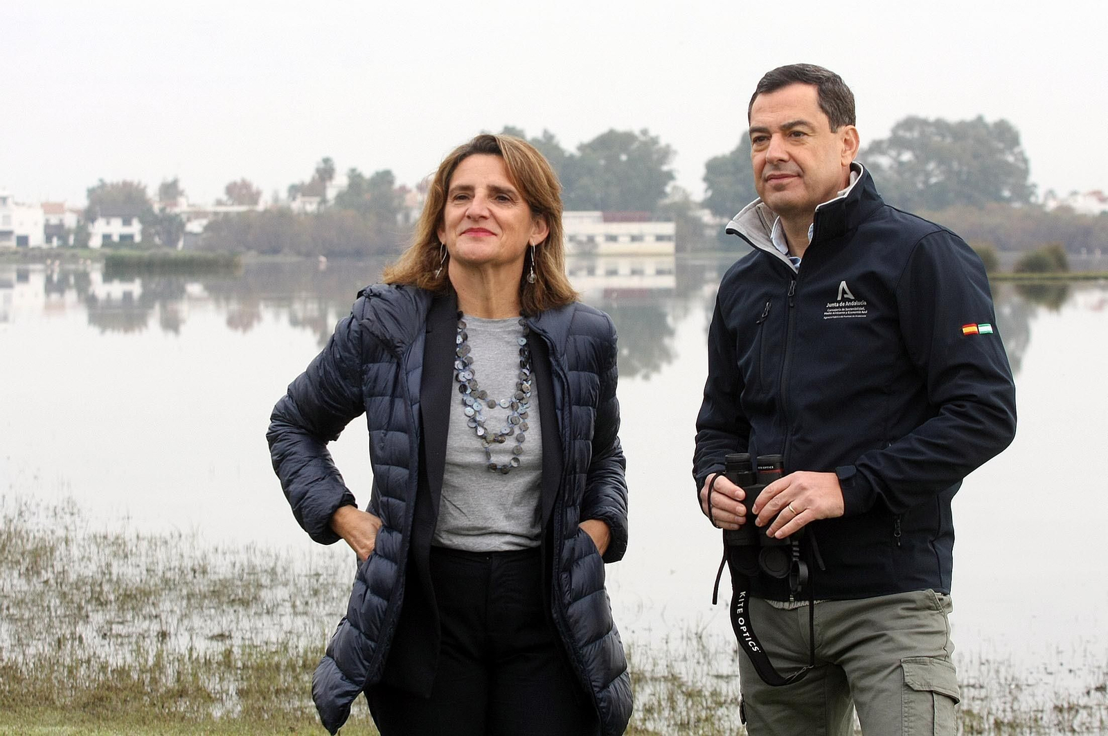 El presidente de la Junta de Andalucía, Juanma Moreno, y la vicepresidenta tercera del Gobierno y ministra Teresa Ribera, en Doñana.