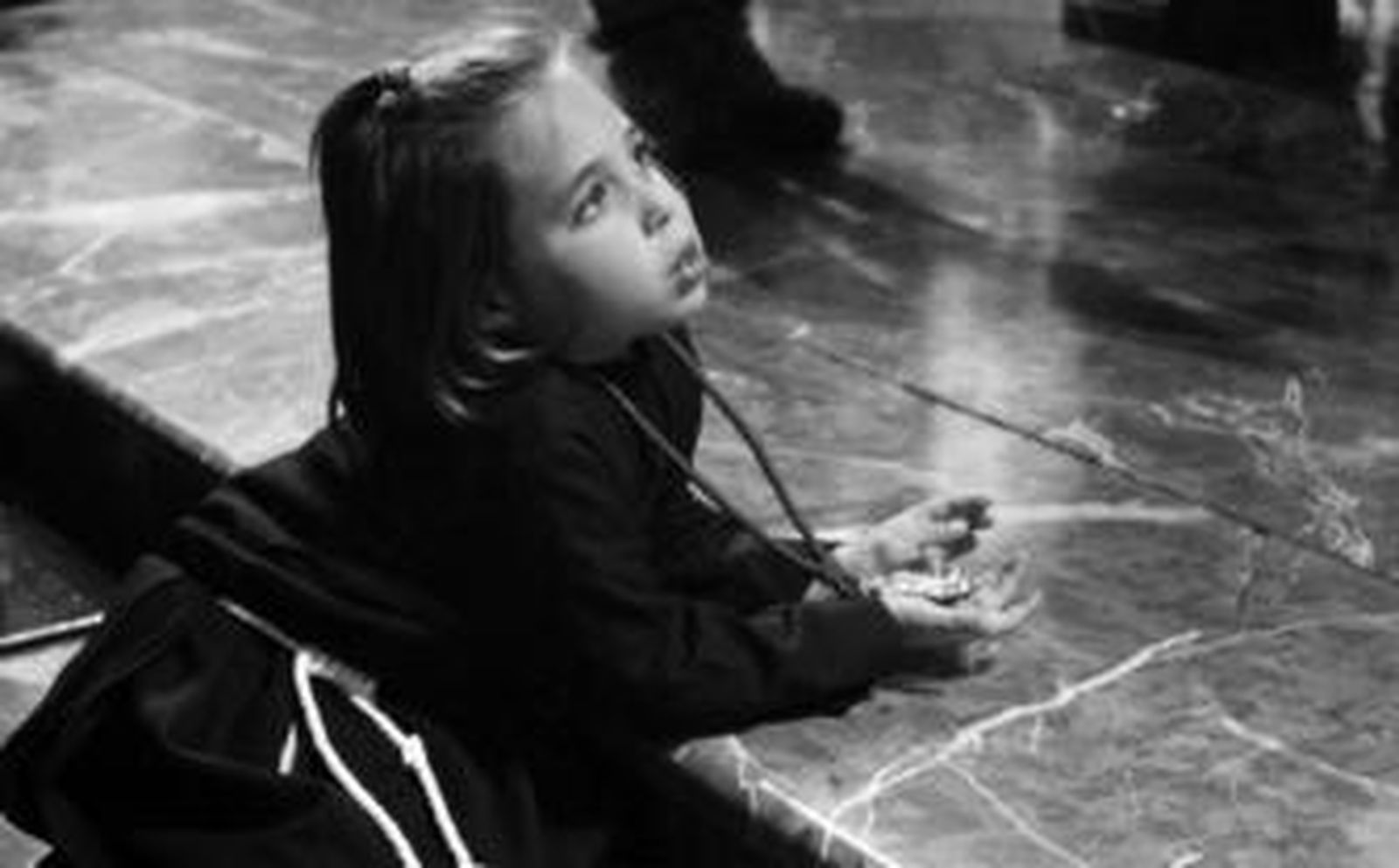 Una pequeña nazarena escucha al hermano mayor en el momento de anunciar la decisión de no salir.