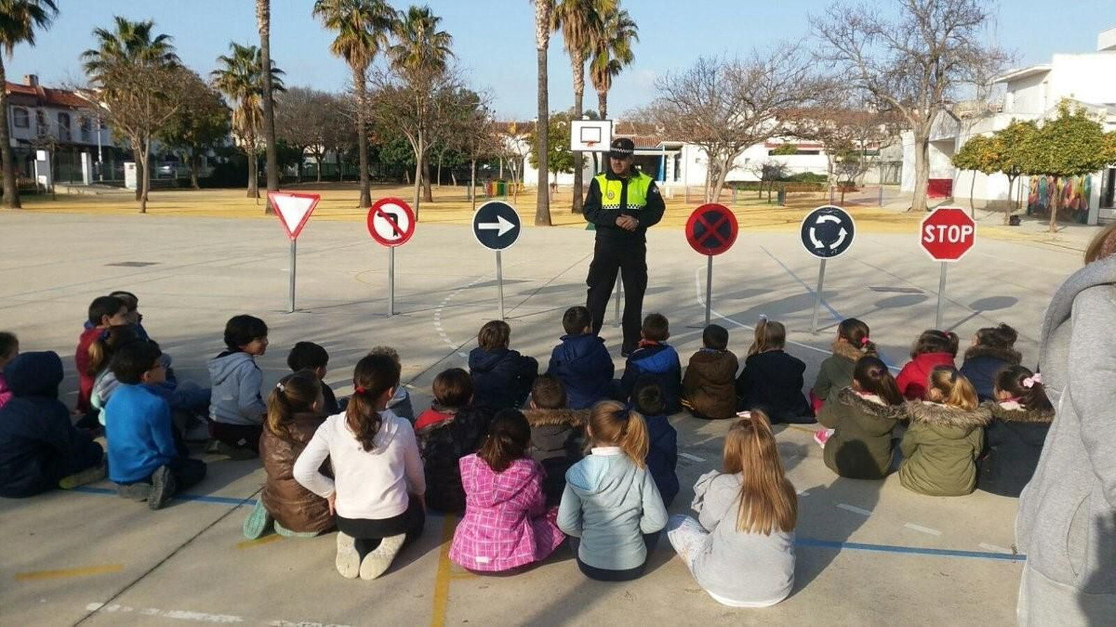 Un agente de la Policía Local, dando una charla a escolares.